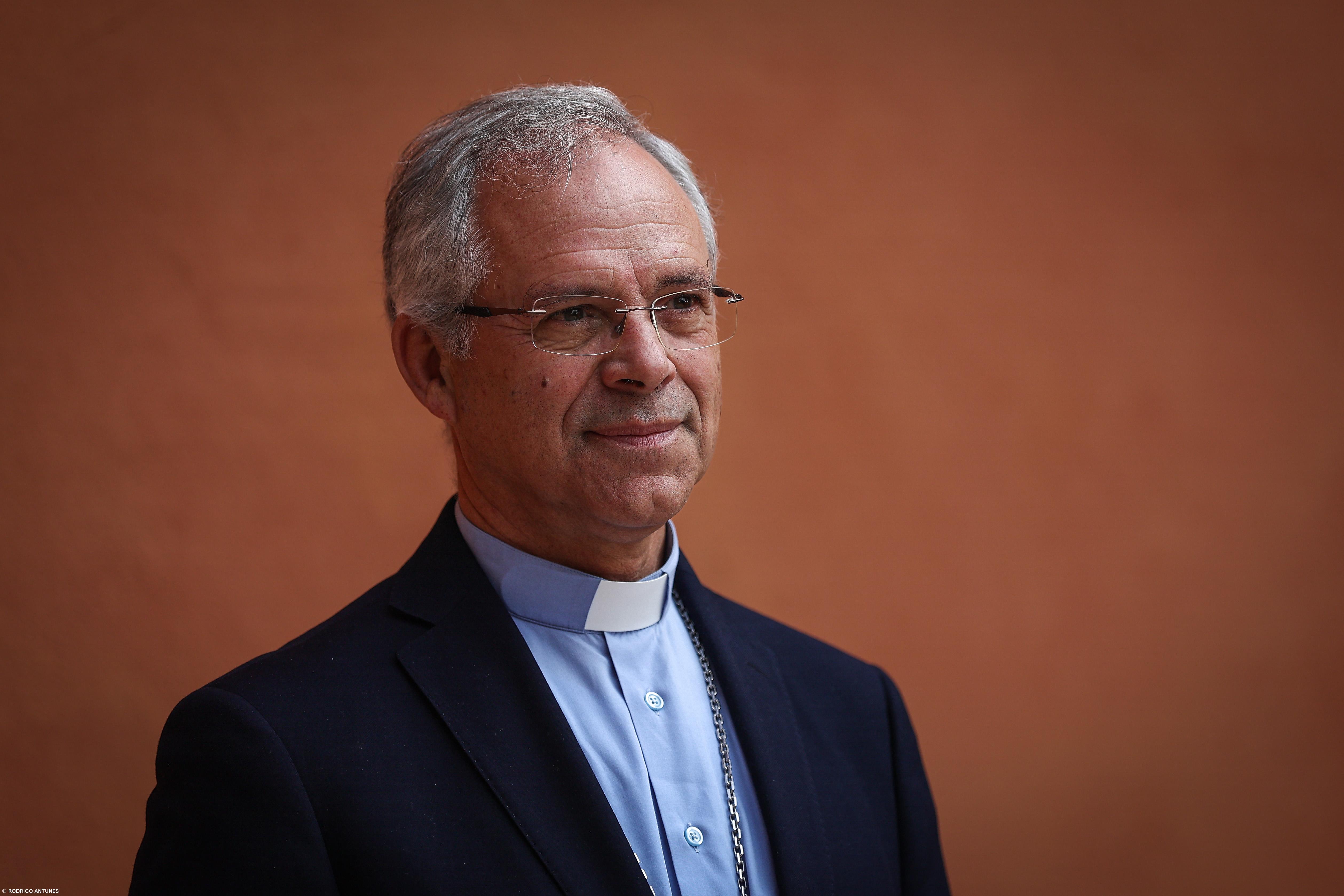 Angra, a diocese onde o bispo anda de avião e não de carro – Imagem 1