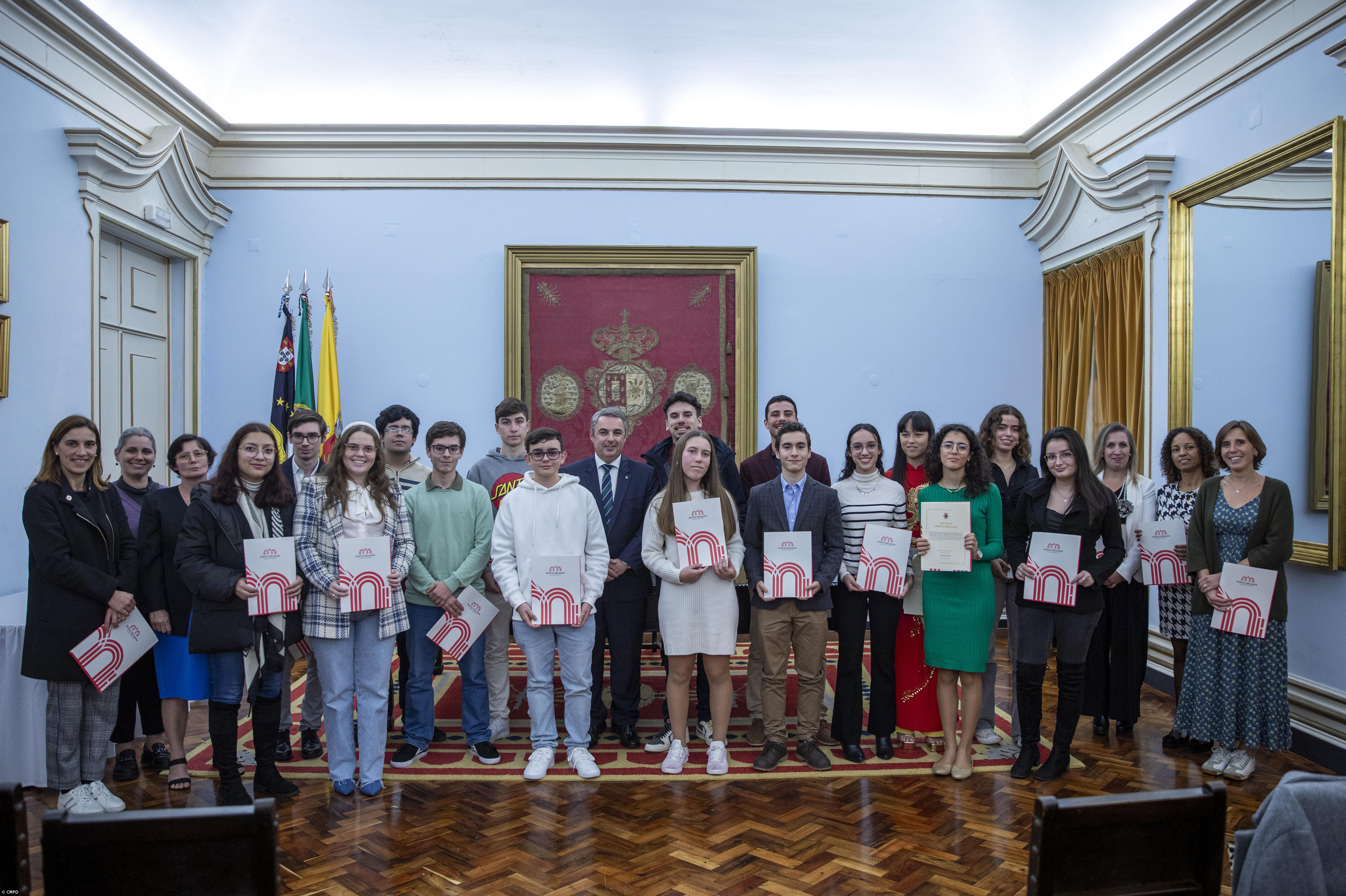 Câmara de Ponta Delgada entrega prémios de mérito escolar a 22 alunos  – Imagem 1
