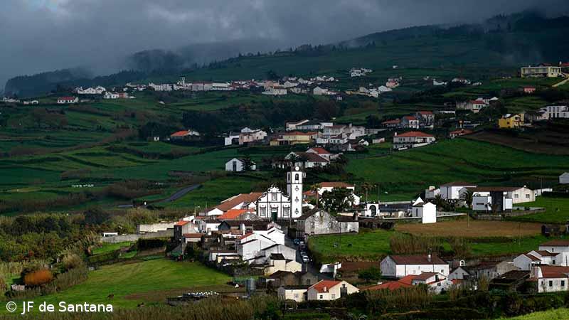 Perigo iminente de queda de pedra corta estrada de acesso à Feteira Grande – Imagem 1