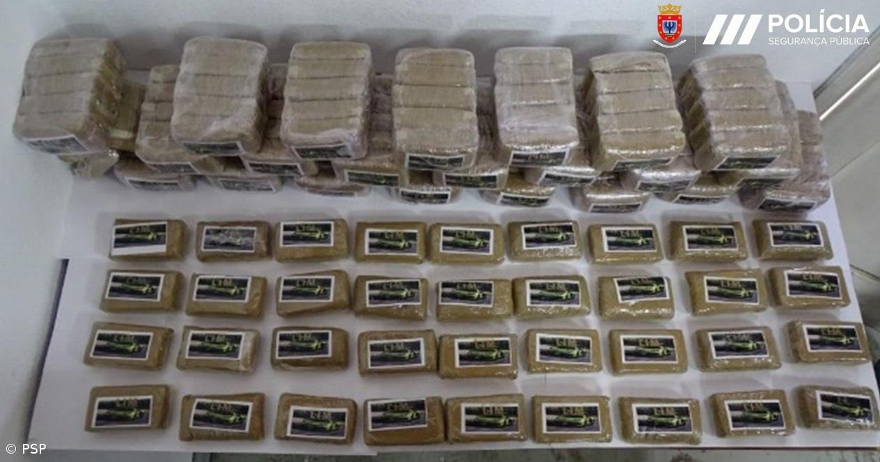 PSP apreende mala no aeroporto de Ponta Delgada com 30 mil doses haxixe – Imagem 1