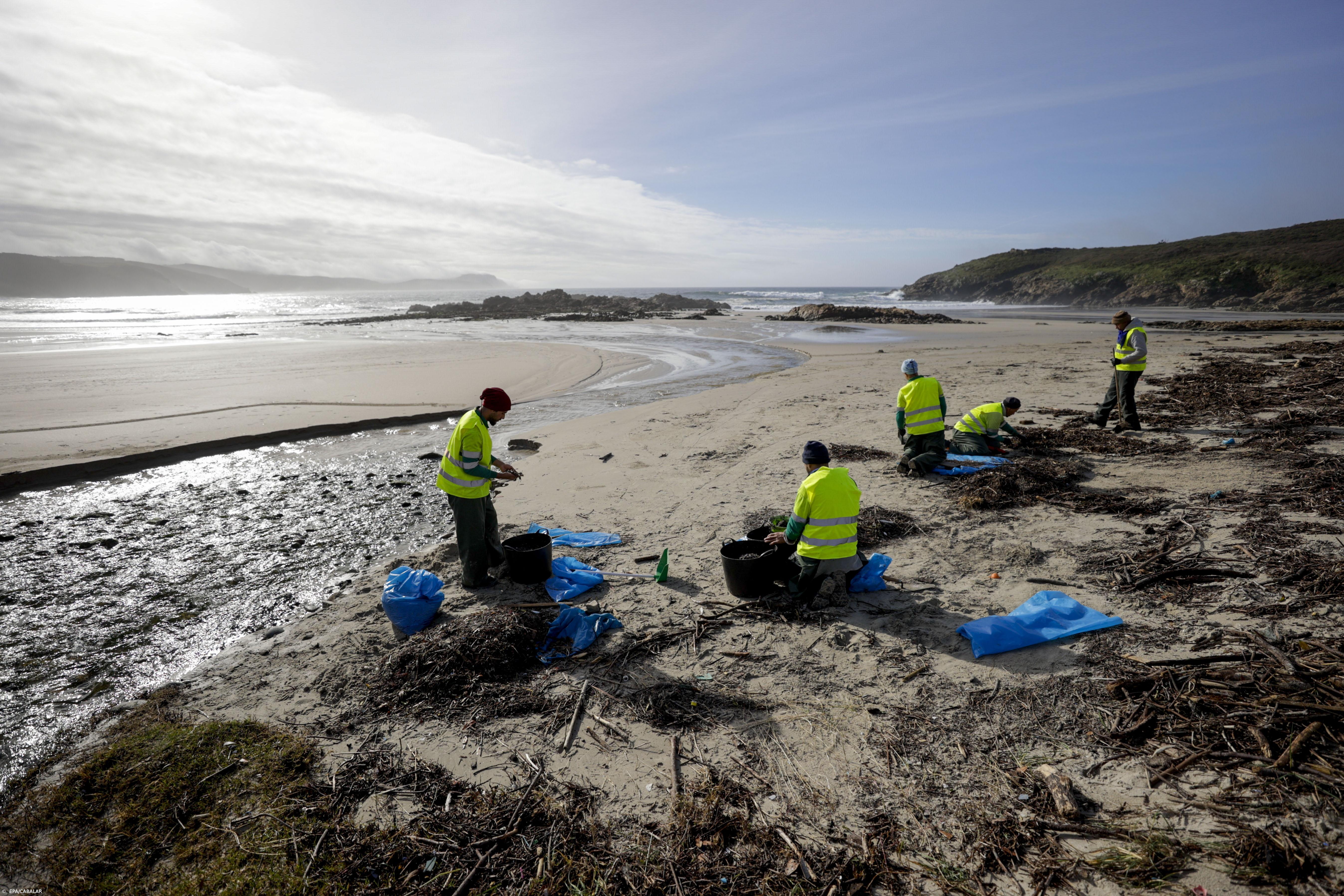 Mais de três toneladas de micro bolas de plástico recolhidas no norte de Espanha – Imagem 1