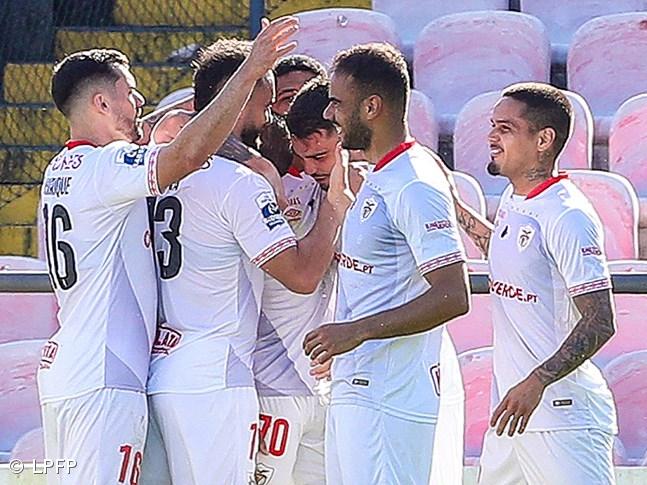 ‘Bis’ de Pedro Pacheco dá vitória a Santa Clara reduzido a 10 em Penafiel – Imagem 1