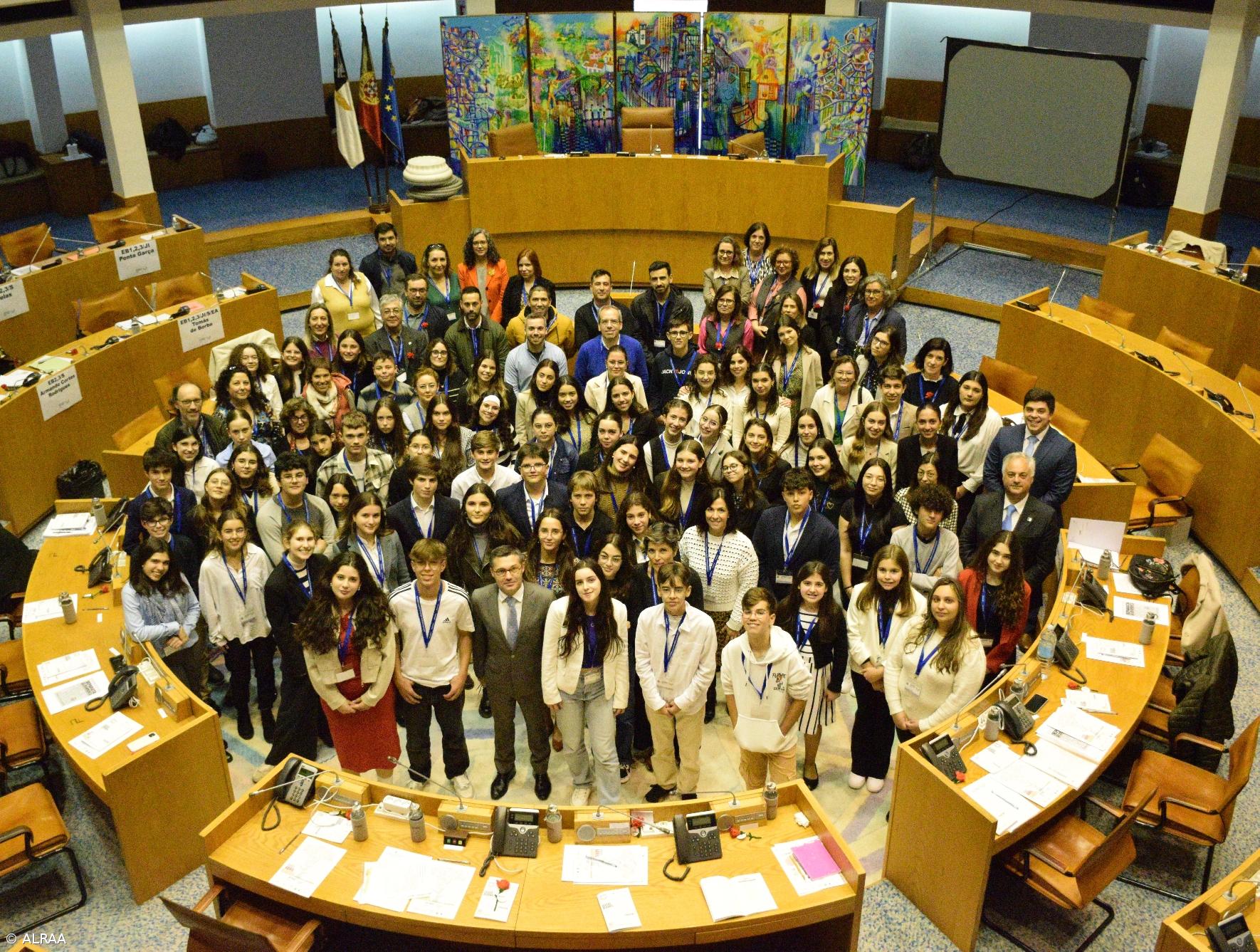 Escolas representam os Açores na sessão do parlamento dos jovens – Imagem 1