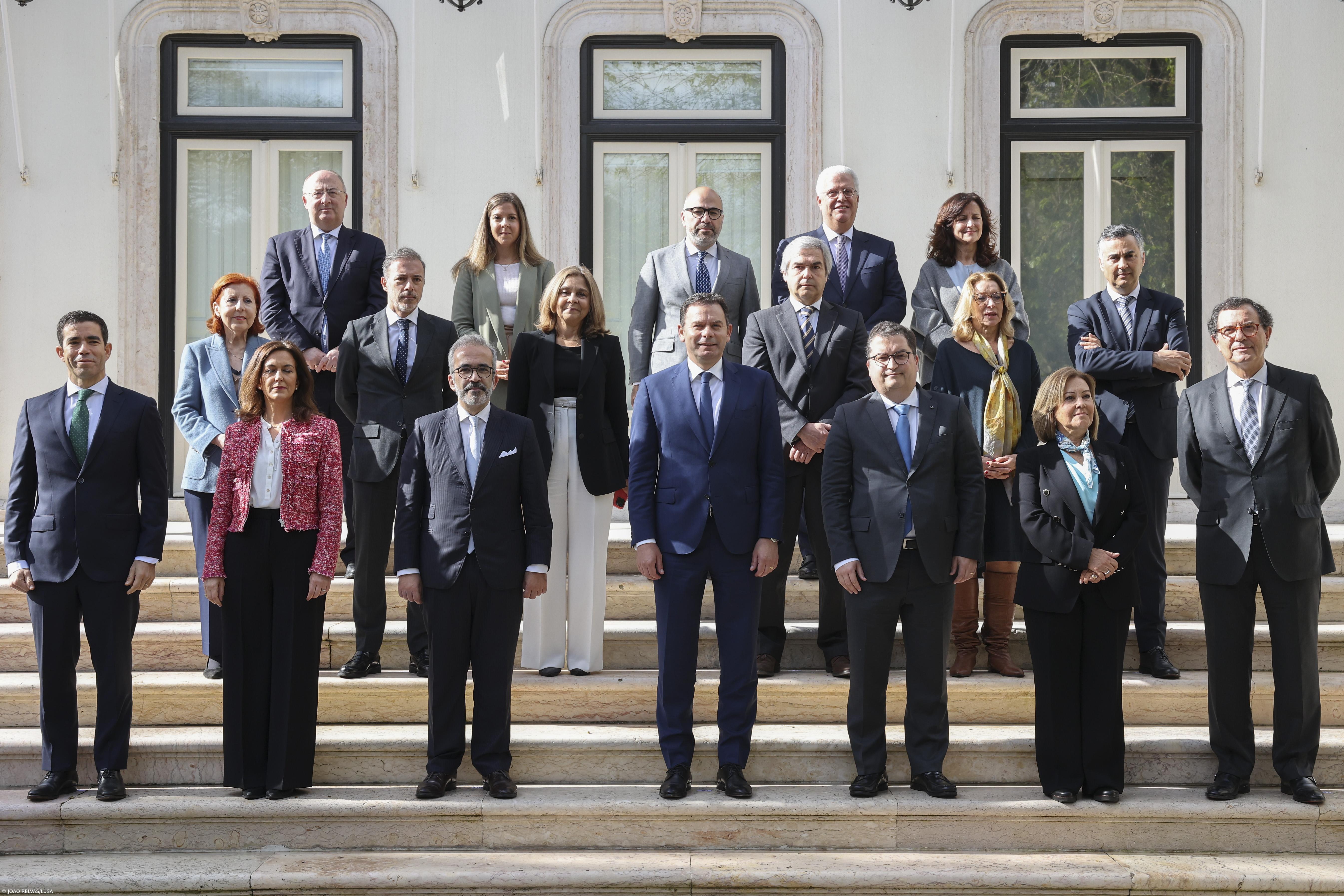 Fotografia de família tirada sem chuva e com Montenegro e 17 ministros – Imagem 1