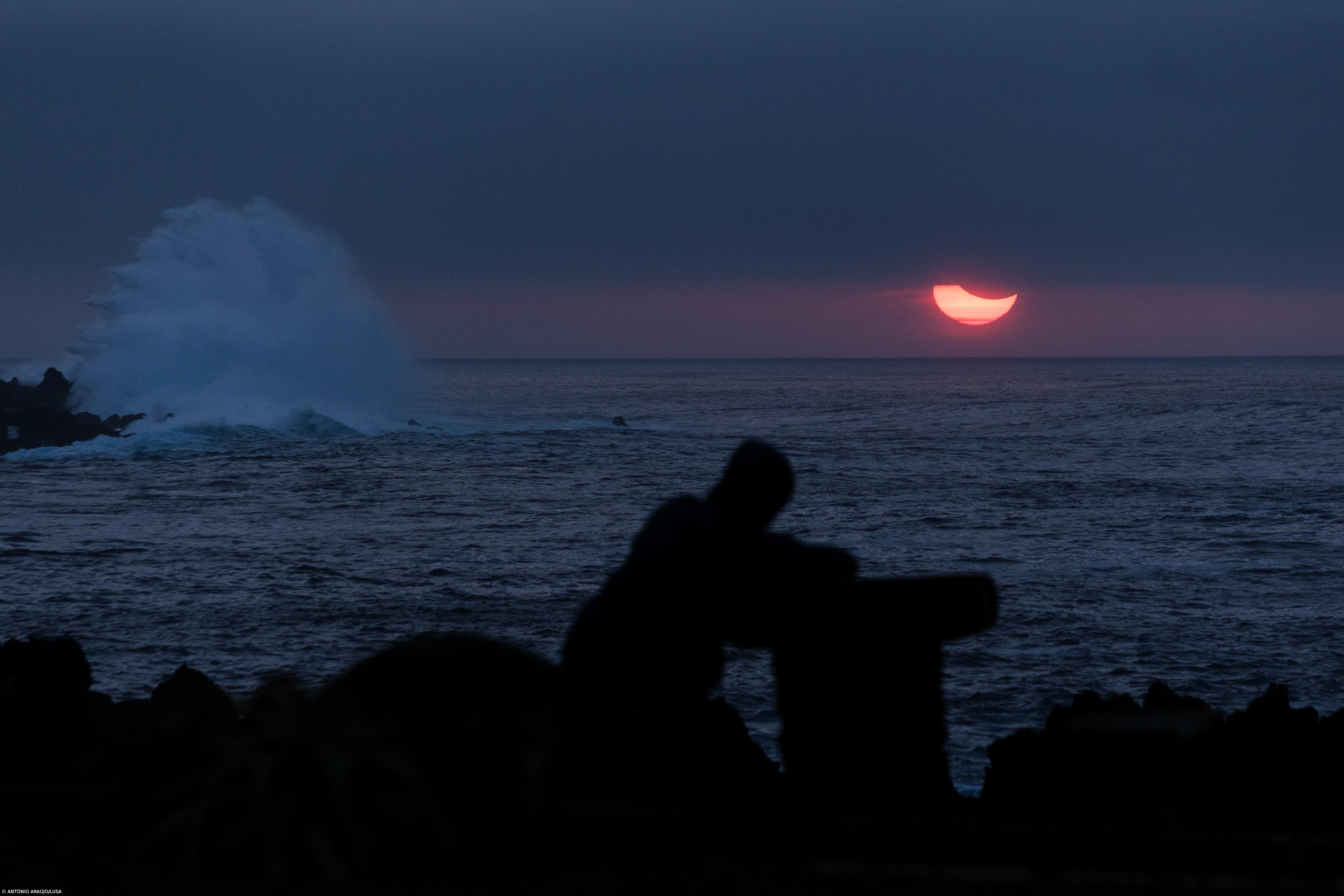 Eclipse solar parcial visto da ilha Terceira – Imagem 1