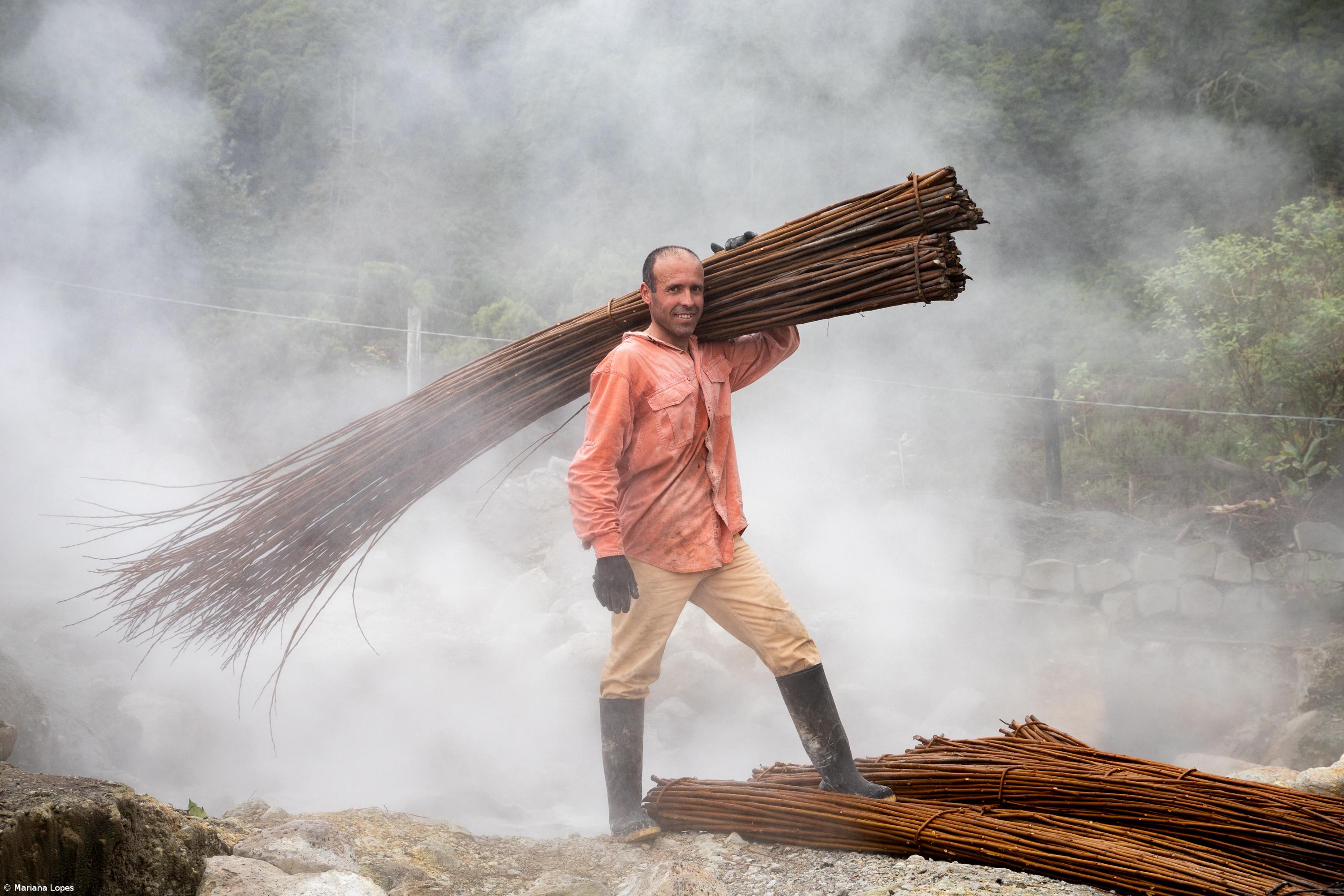 Artesão açoriano transforma vime em peças de arte com as mãos e pés  – Imagem 1