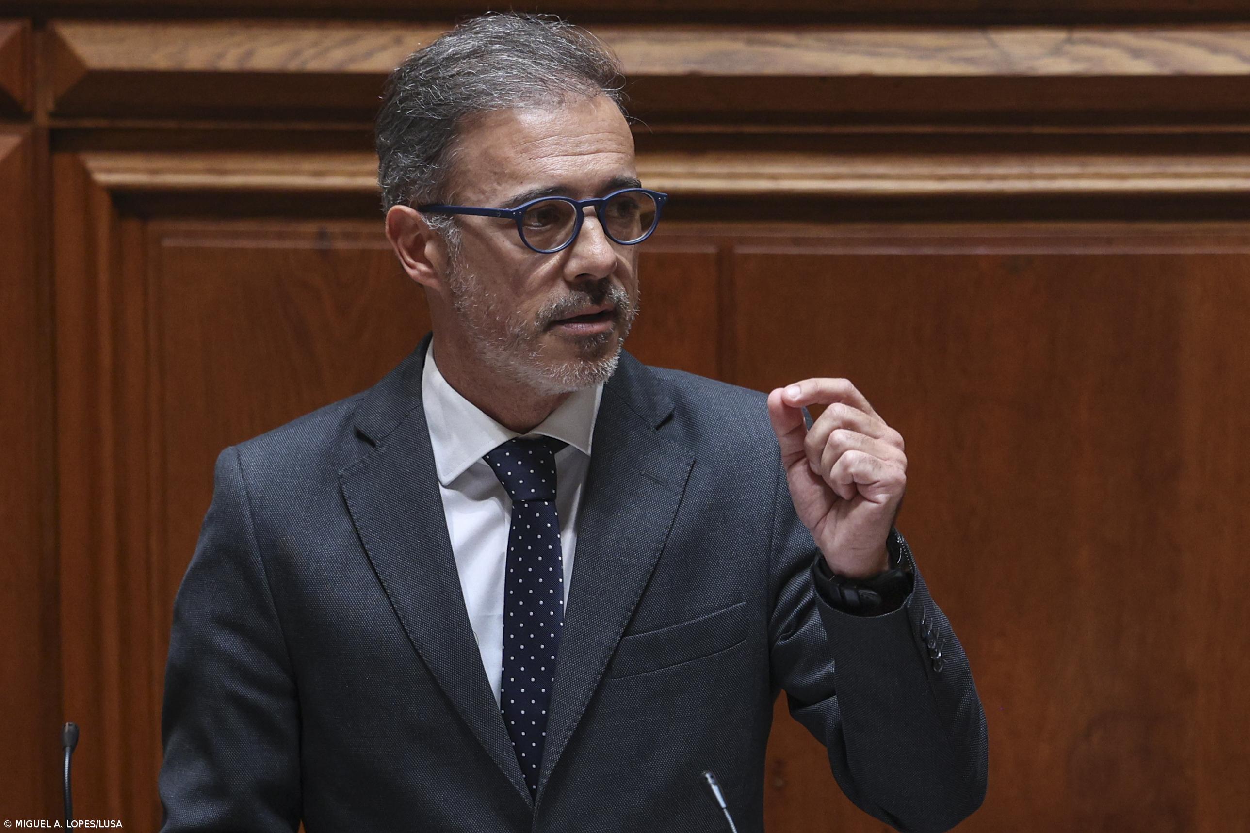 Ministro admite solução para o IRC e IRS Jovem "a meio do caminho" das propostas do Governo e do PS – Imagem 1