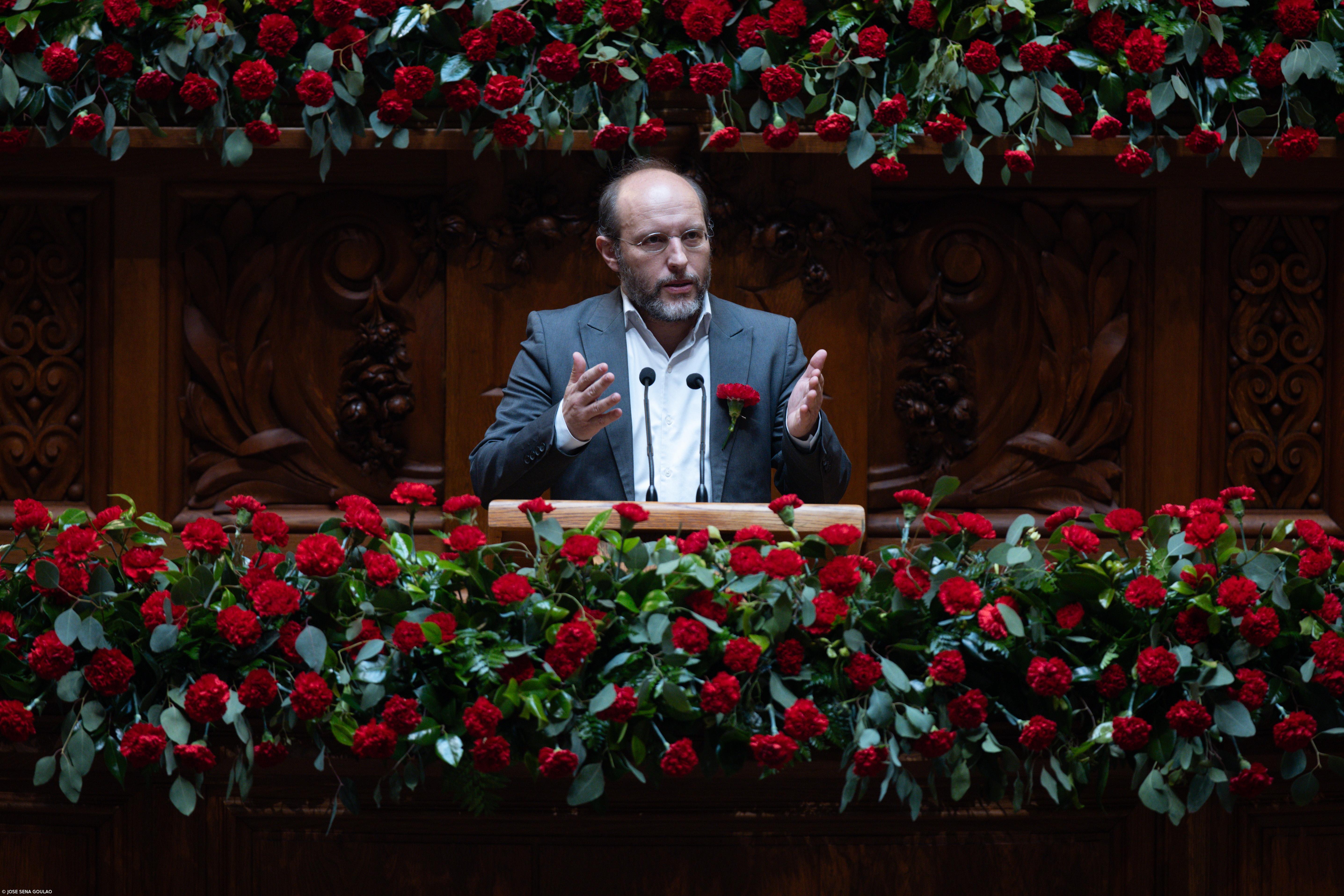 Tavares lembra “a mais bela revolução do século XX” e pede “país cheio de desejos de objeto político” – Imagem 1