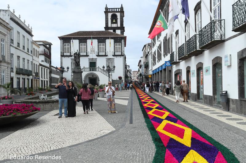 Cidade engalanada para receber a procissão em honra do Senhor Santo Cristo – Imagem 1