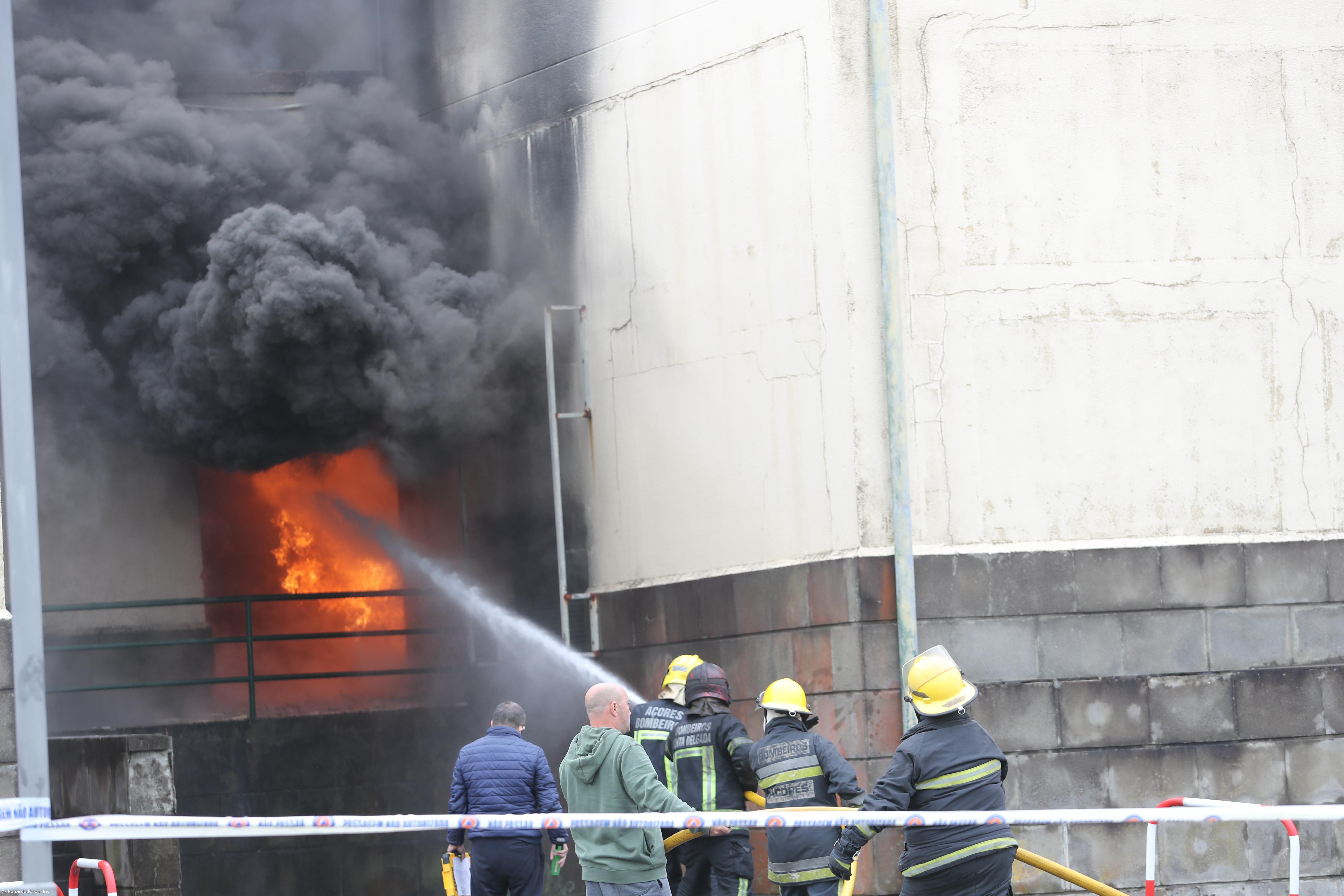 Corporações de bombeiros que ajudaram a combater o fogo no HDES vão ser condecoradas  – Imagem 1