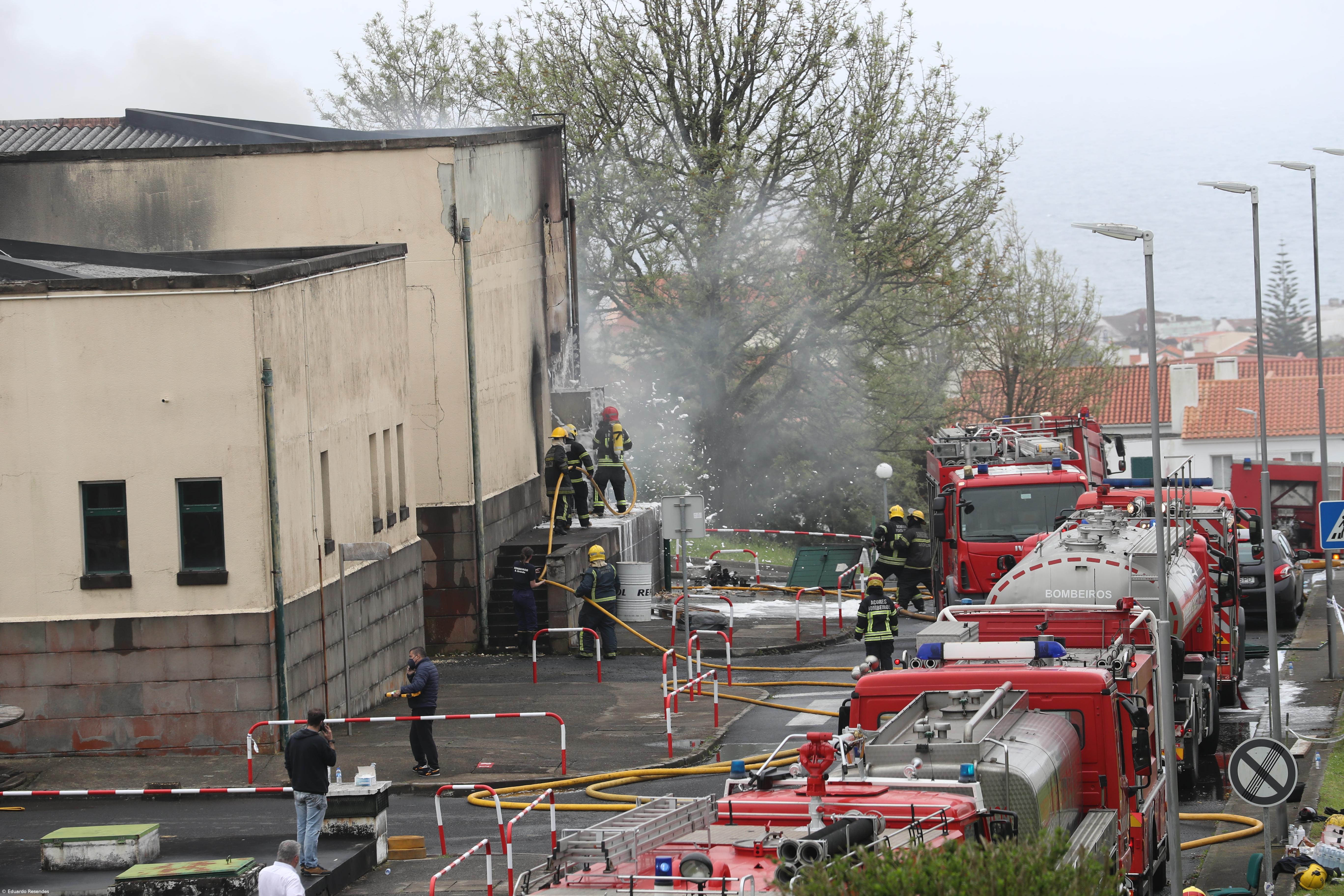 Bombeiros de Ponta Delgada desvalorizam críticas ao combate ao incêndio no HDES – Imagem 1