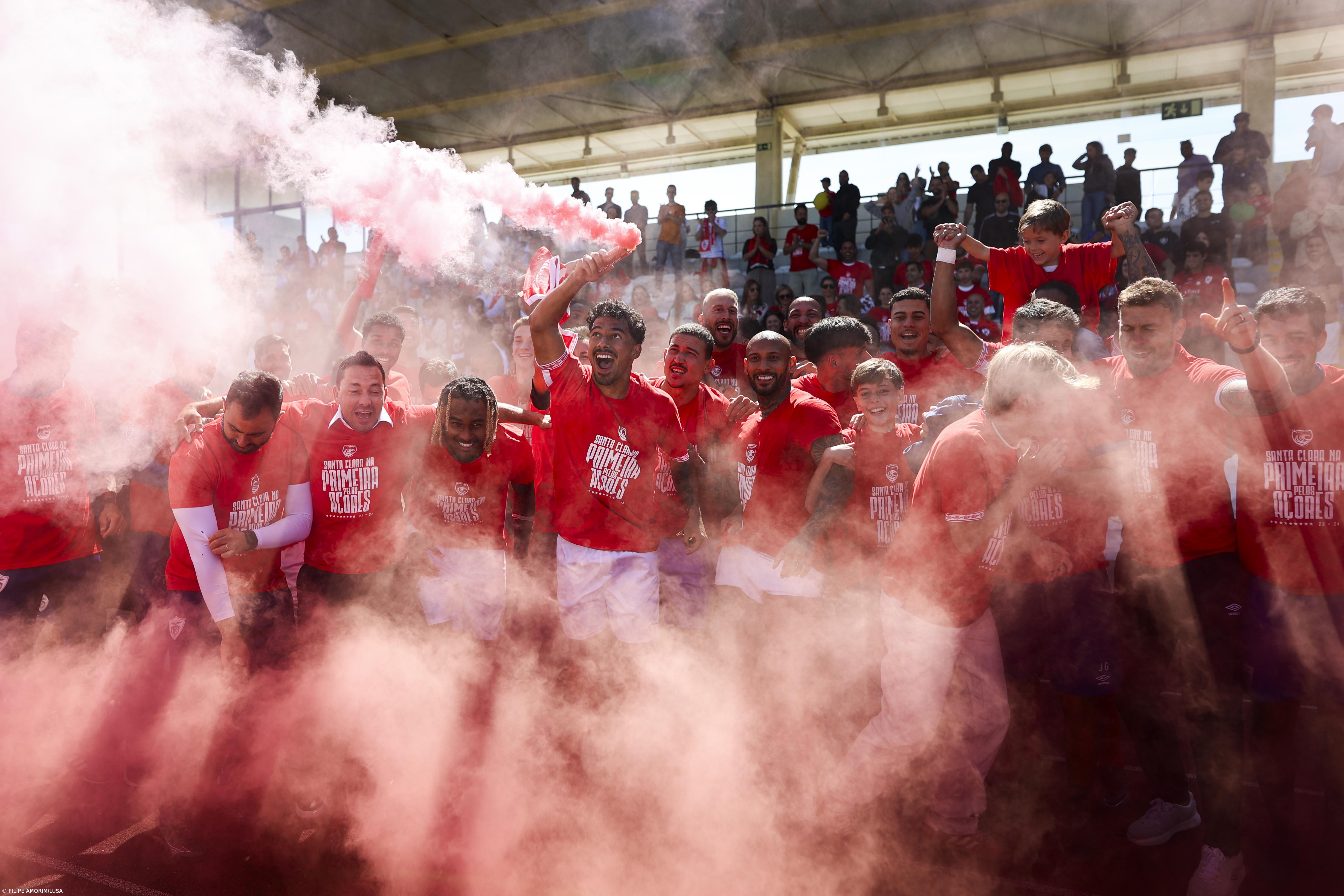 Mais de uma centena de adeptos receberam promovido Santa Clara em Ponta Delgada – Imagem 2