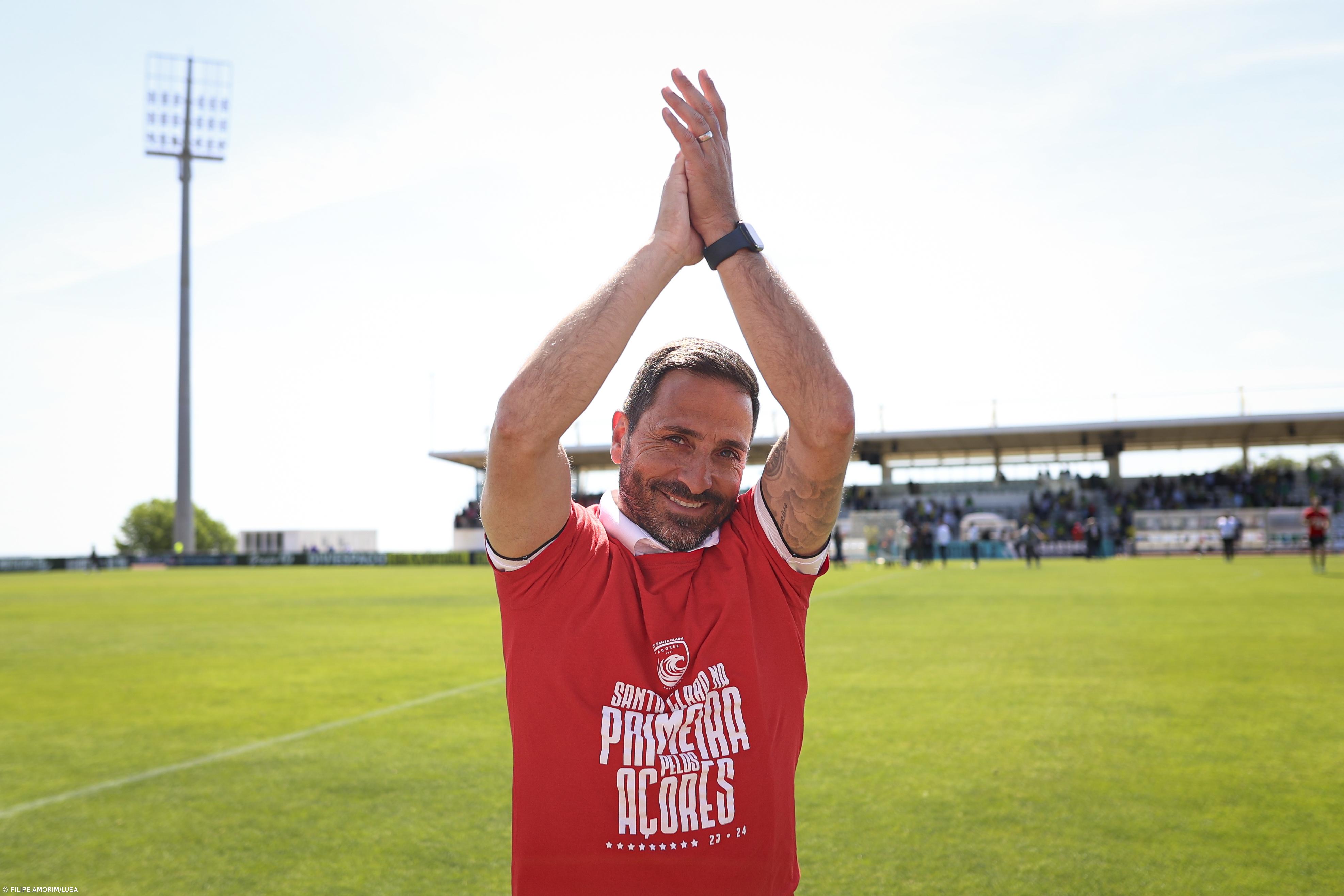 Mais de uma centena de adeptos receberam promovido Santa Clara em Ponta Delgada – Imagem 5