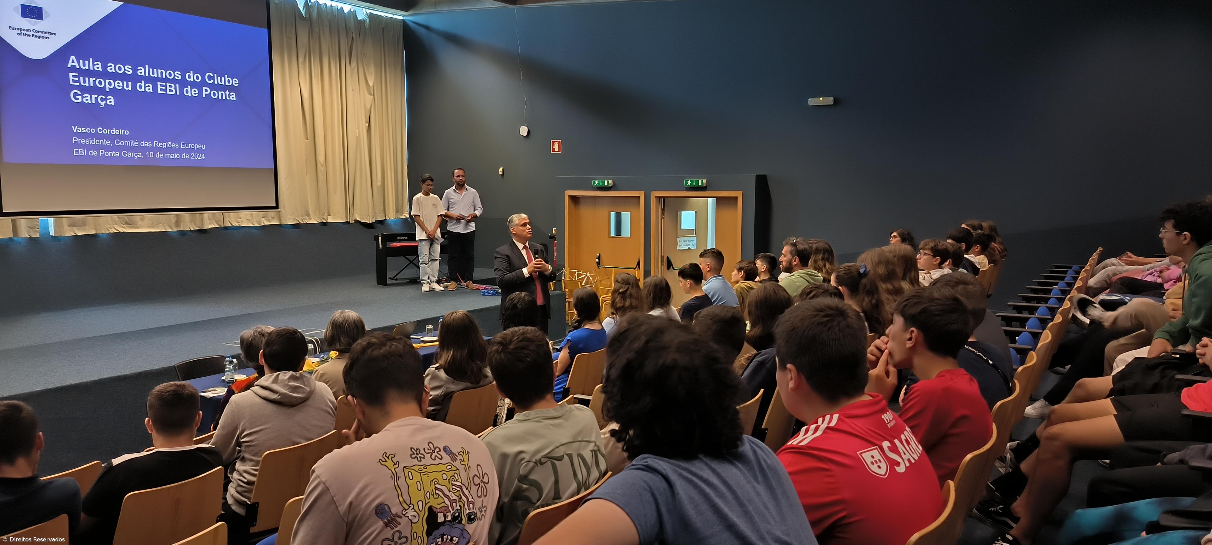 Feira da Empregabilidade, Formação e Educação na EBI de Ponta Garça – Imagem 1