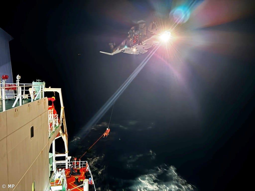 Marinha coordena resgate de mulher ao largo dos Açores – Imagem 1