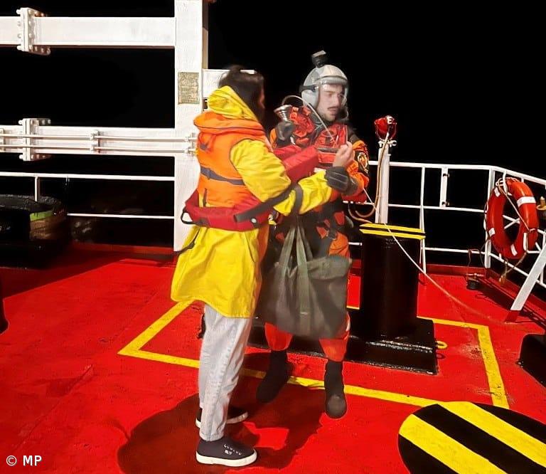 Marinha coordena resgate de mulher ao largo dos Açores – Imagem 2