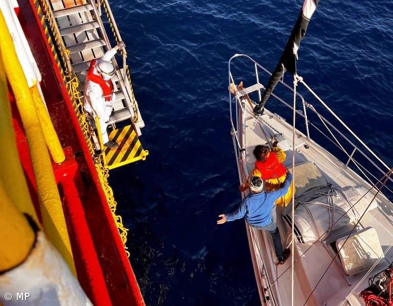 Marinha coordena resgate de mulher ao largo dos Açores – Imagem 3