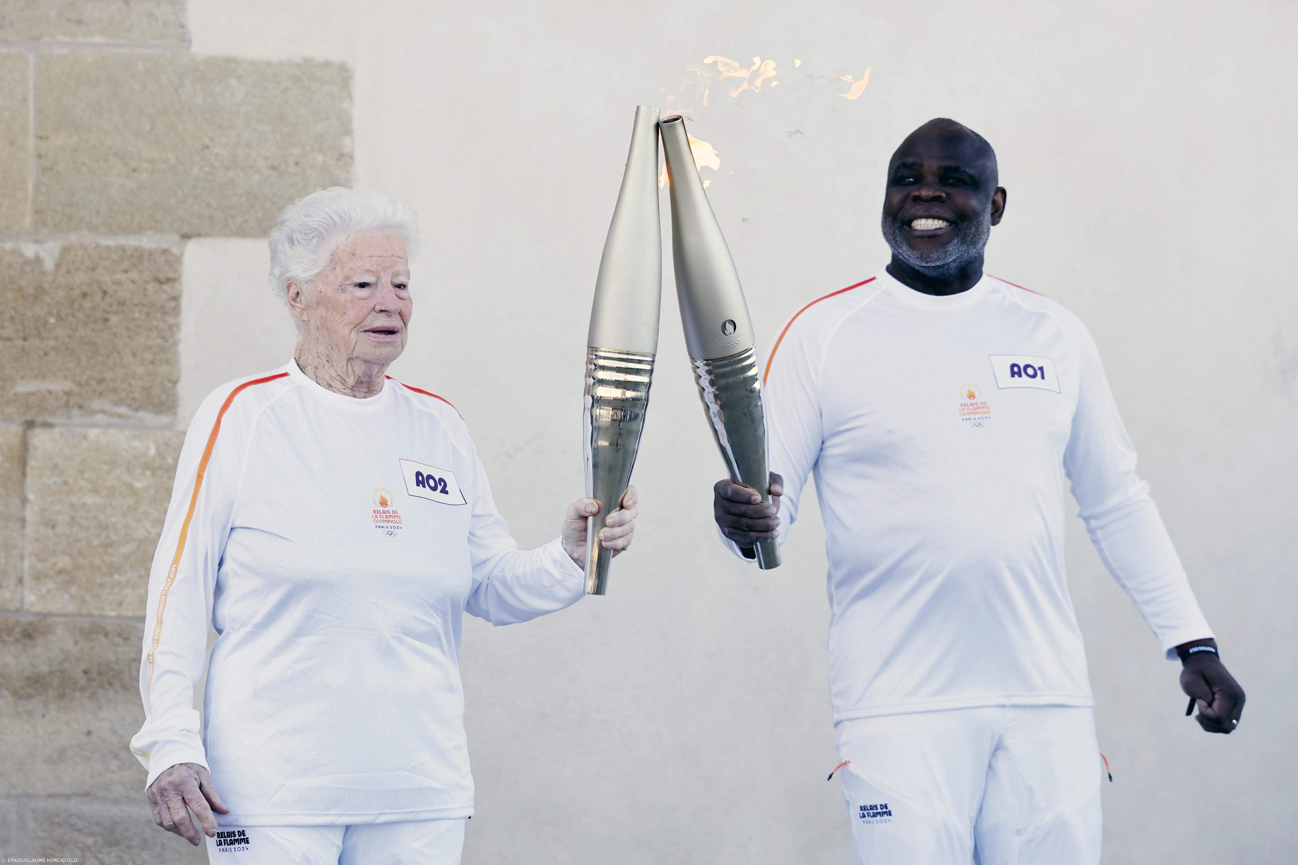 Tocha chega à capital e 'visita' Bataclan, Campos Elísios, Louvre e Notre Dame – Imagem 1