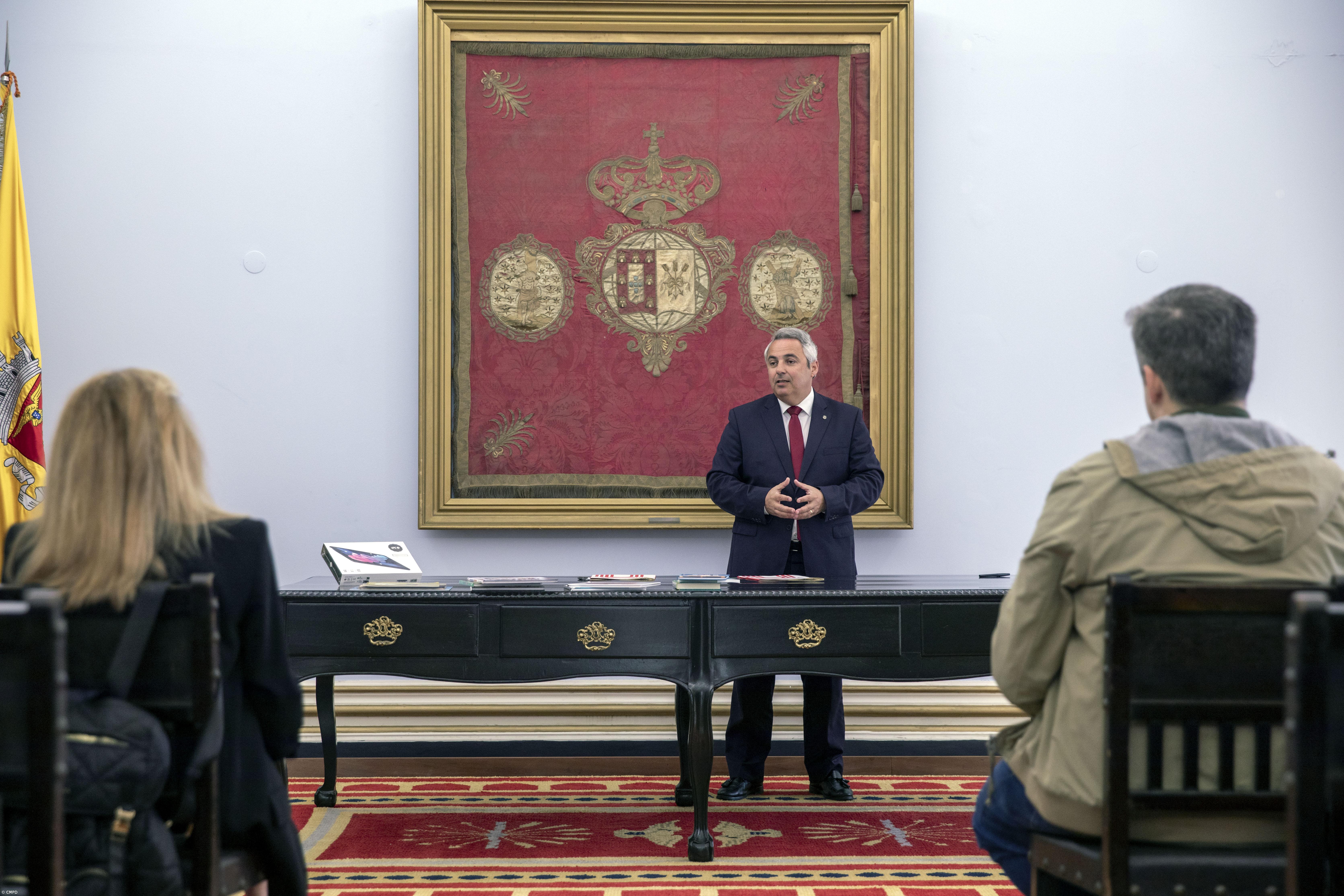 Autarquia entrega 1 210 livros e 20 leitores de e-books às escolas  – Imagem 1