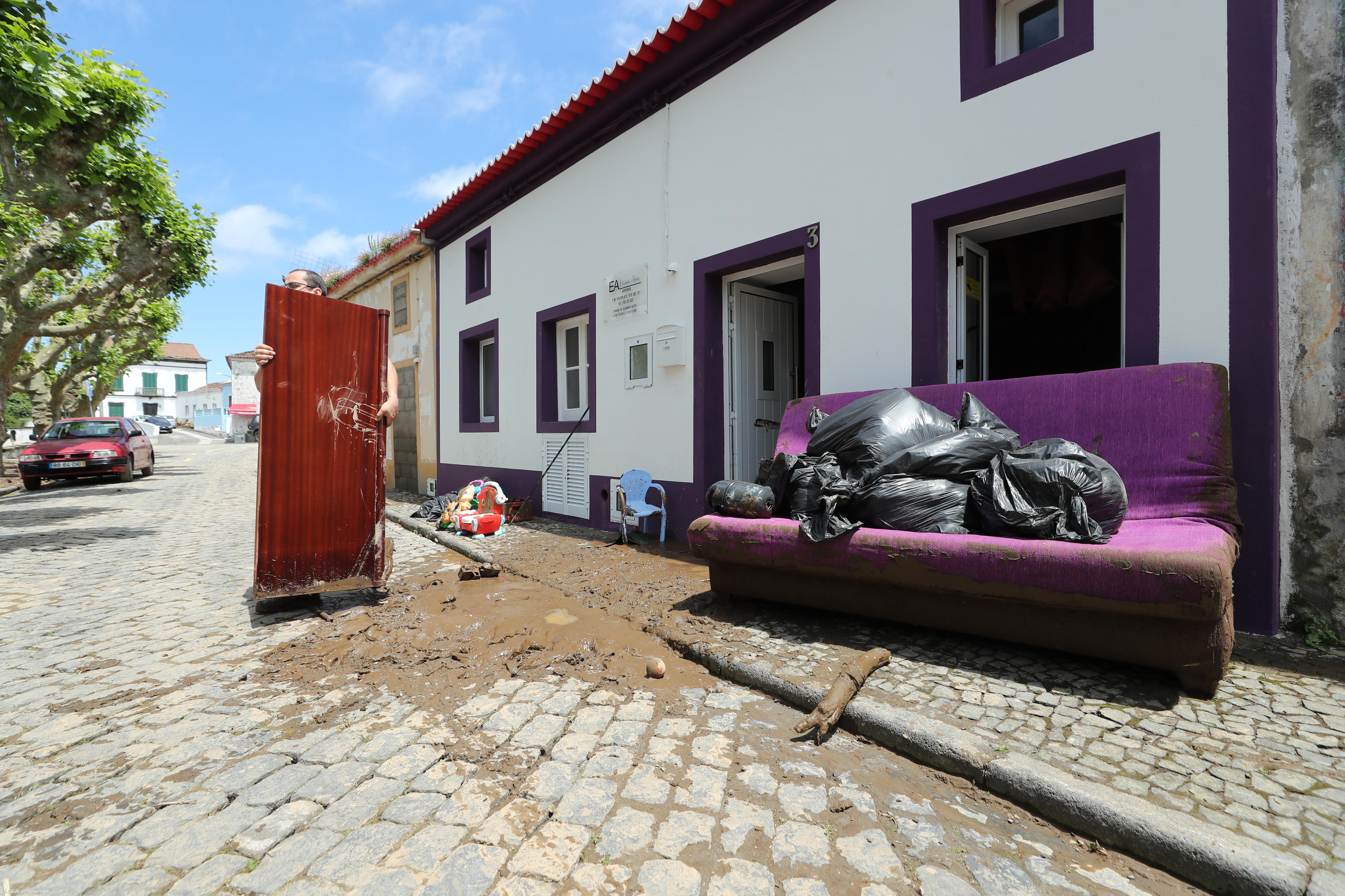O dia a seguir foi de arregaçar mangas na Ribeira Grande – Imagem 1