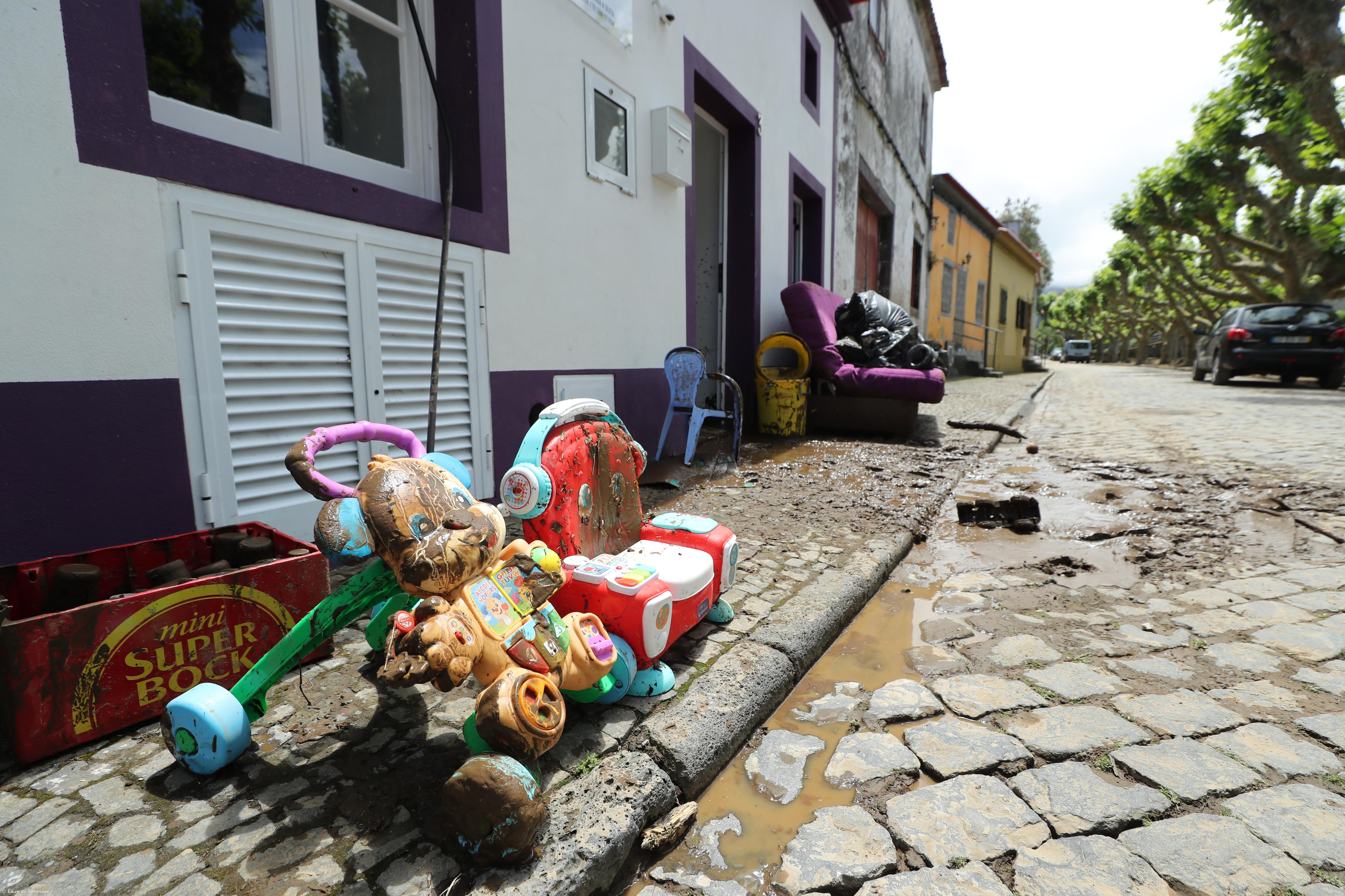 O dia a seguir foi de arregaçar mangas na Ribeira Grande – Imagem 2