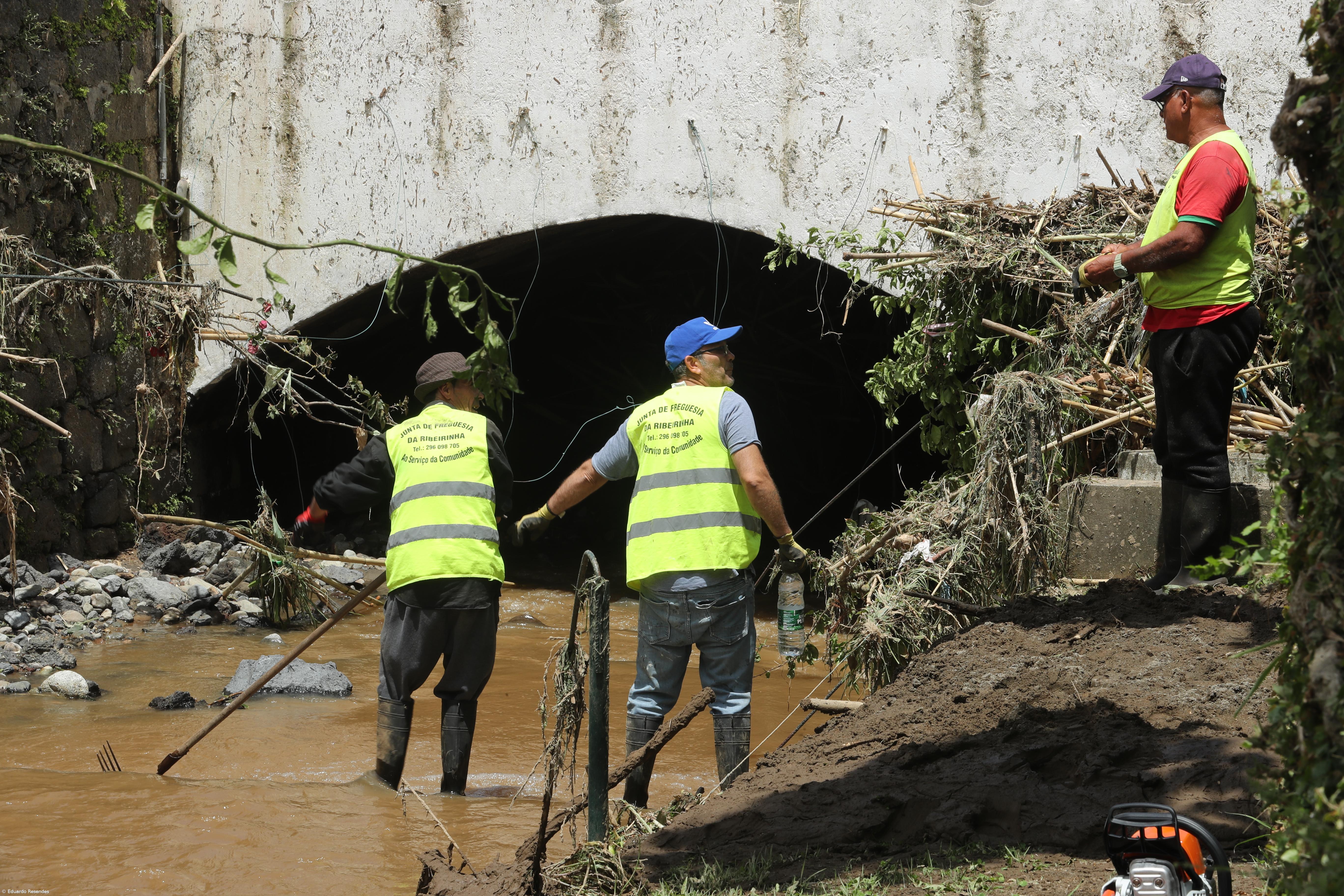 O dia a seguir foi de arregaçar mangas na Ribeira Grande – Imagem 5