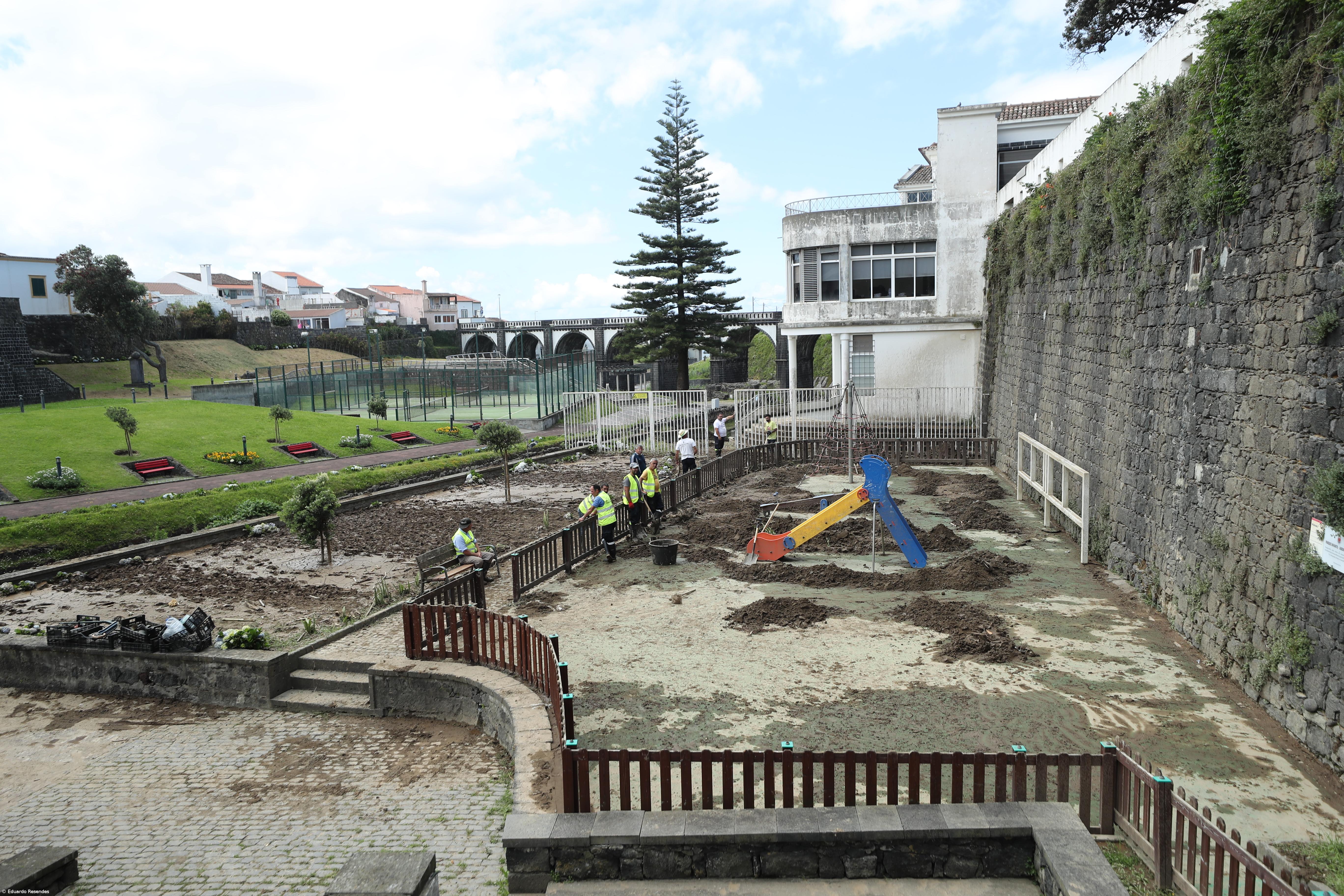 O dia a seguir foi de arregaçar mangas na Ribeira Grande – Imagem 6