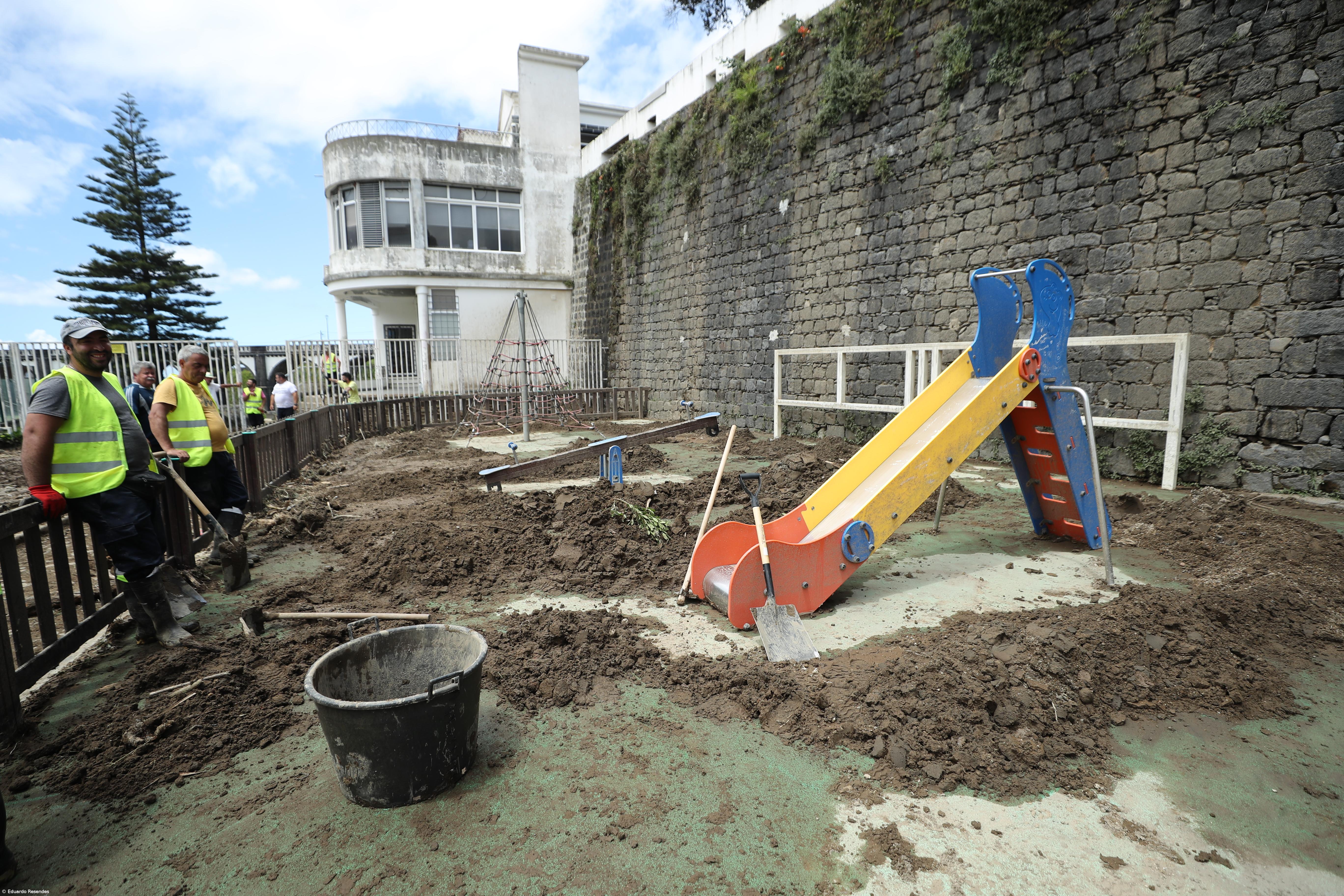 O dia a seguir foi de arregaçar mangas na Ribeira Grande – Imagem 7
