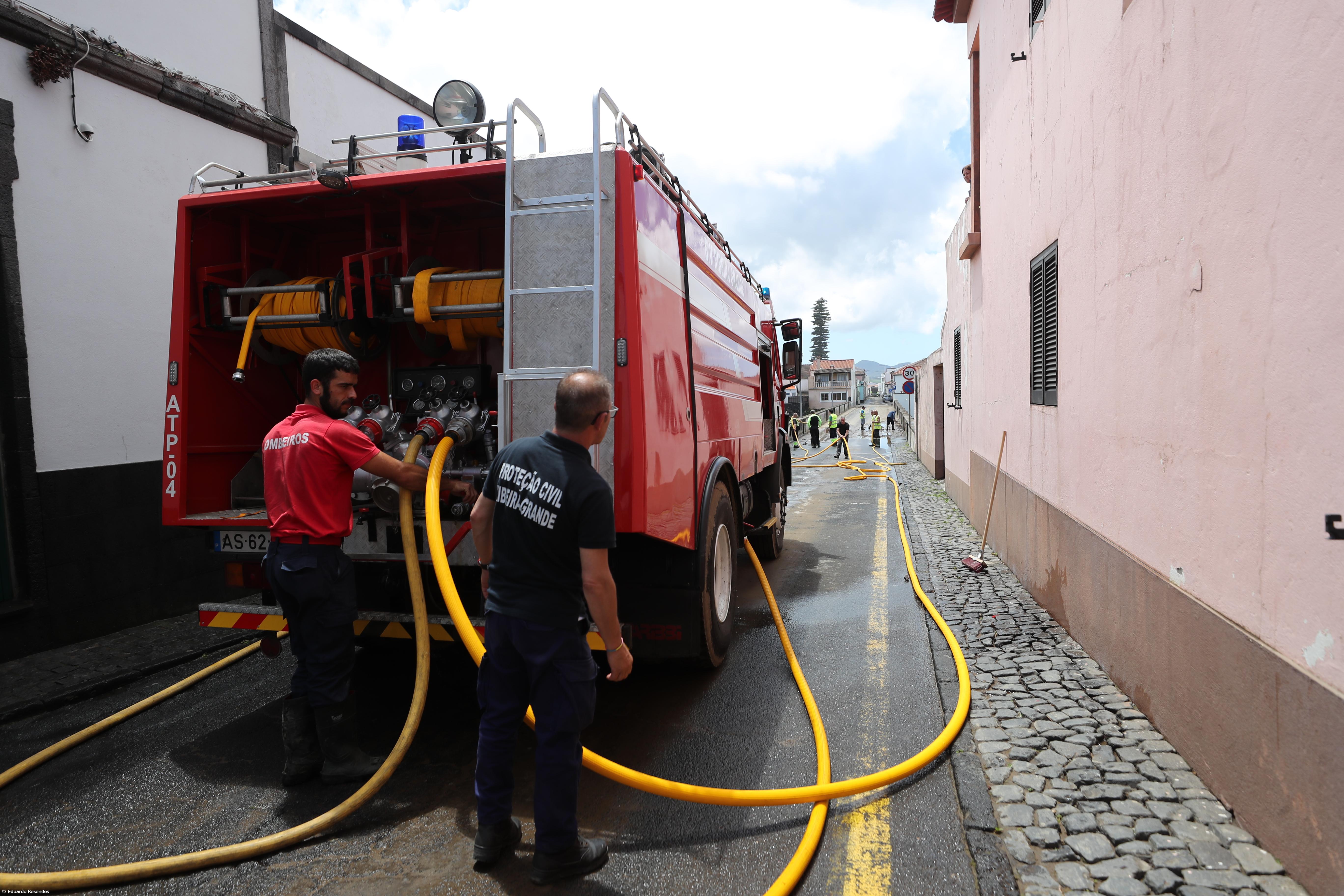 O dia a seguir foi de arregaçar mangas na Ribeira Grande – Imagem 8