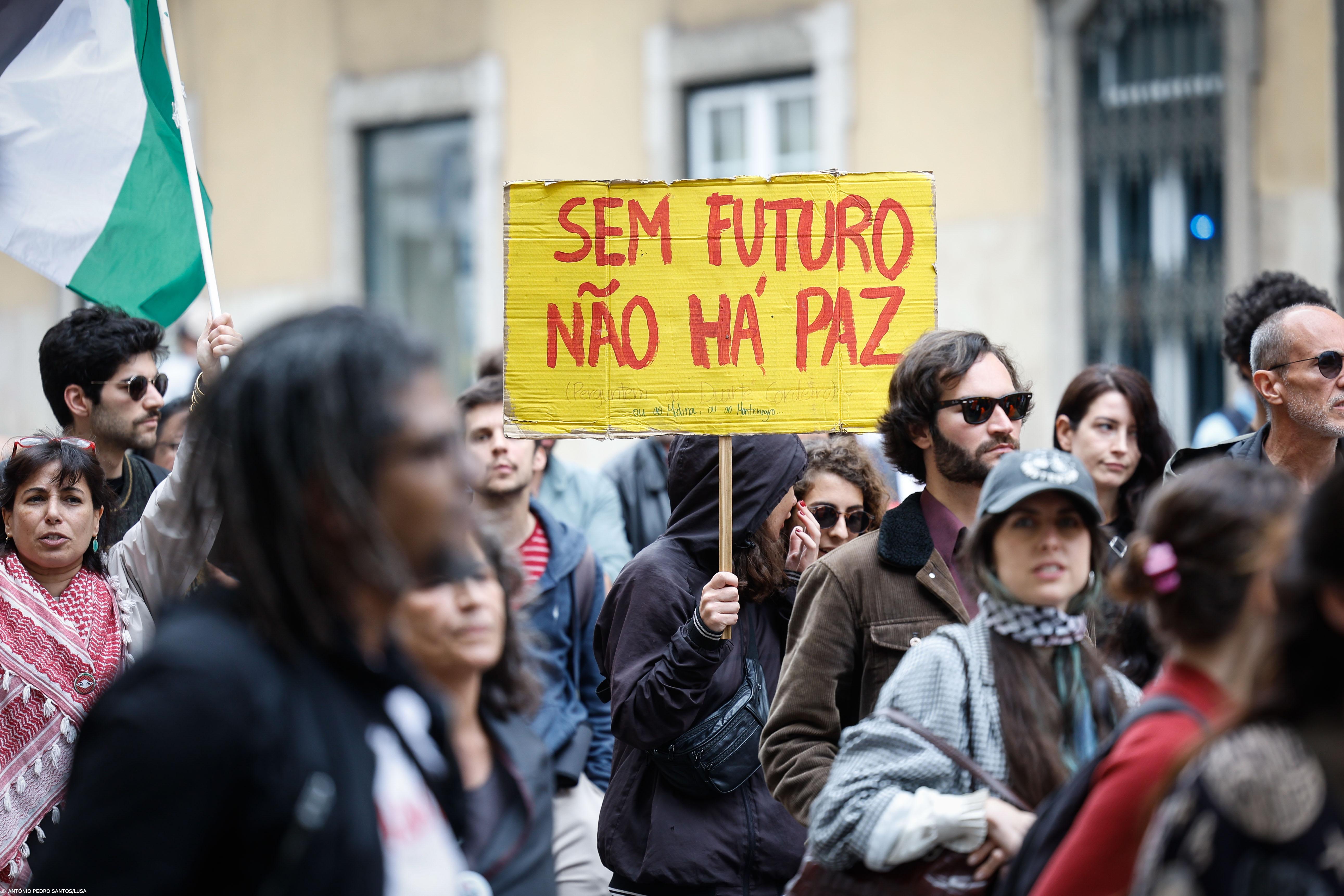 Dezenas juntam-se em Lisboa para exigir fim das mortes na Palestina e dos combustíveis fósseis – Imagem 1