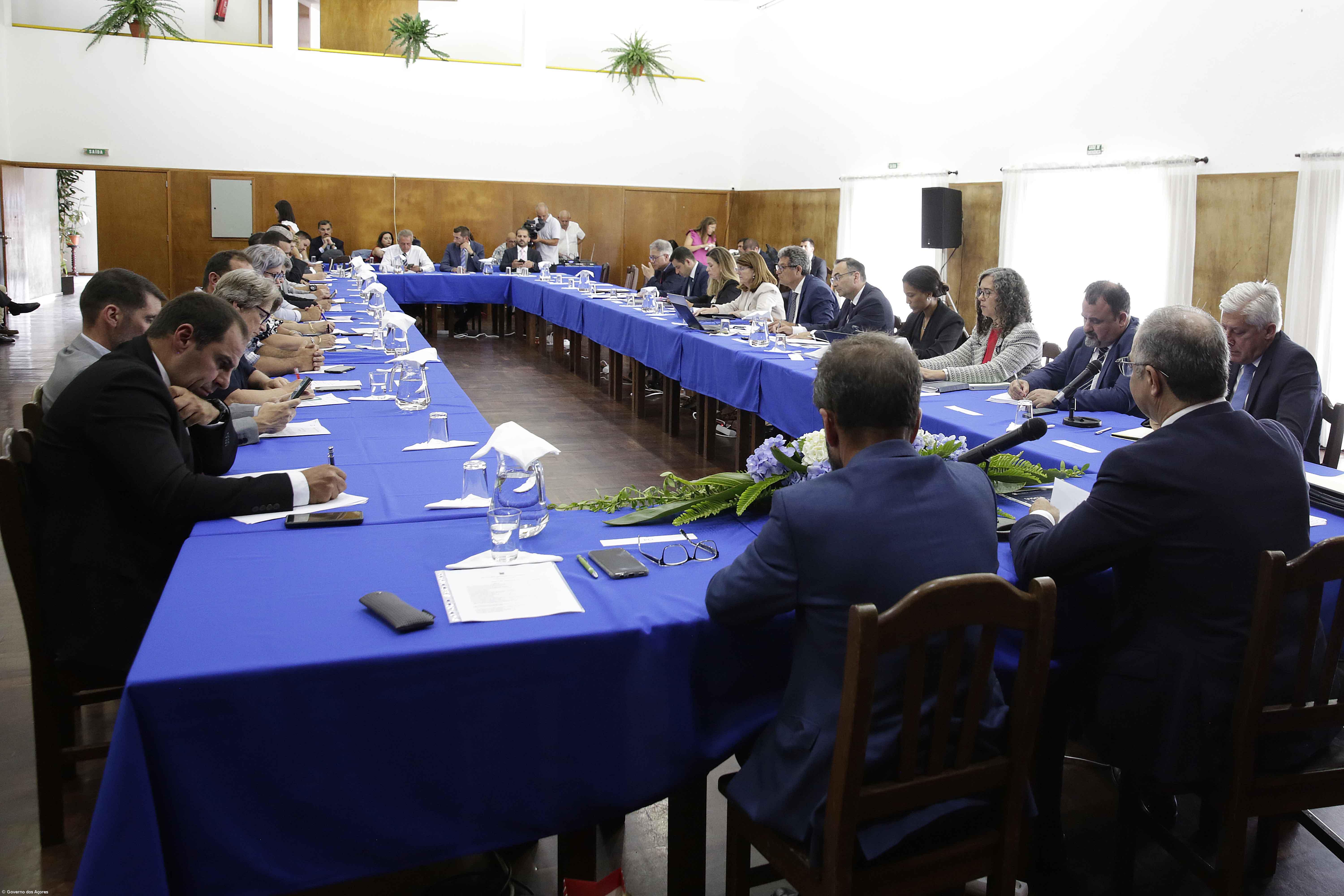 Autarcas da ilha açoriana das Flores preocupados com demografia e habitação – Imagem 1