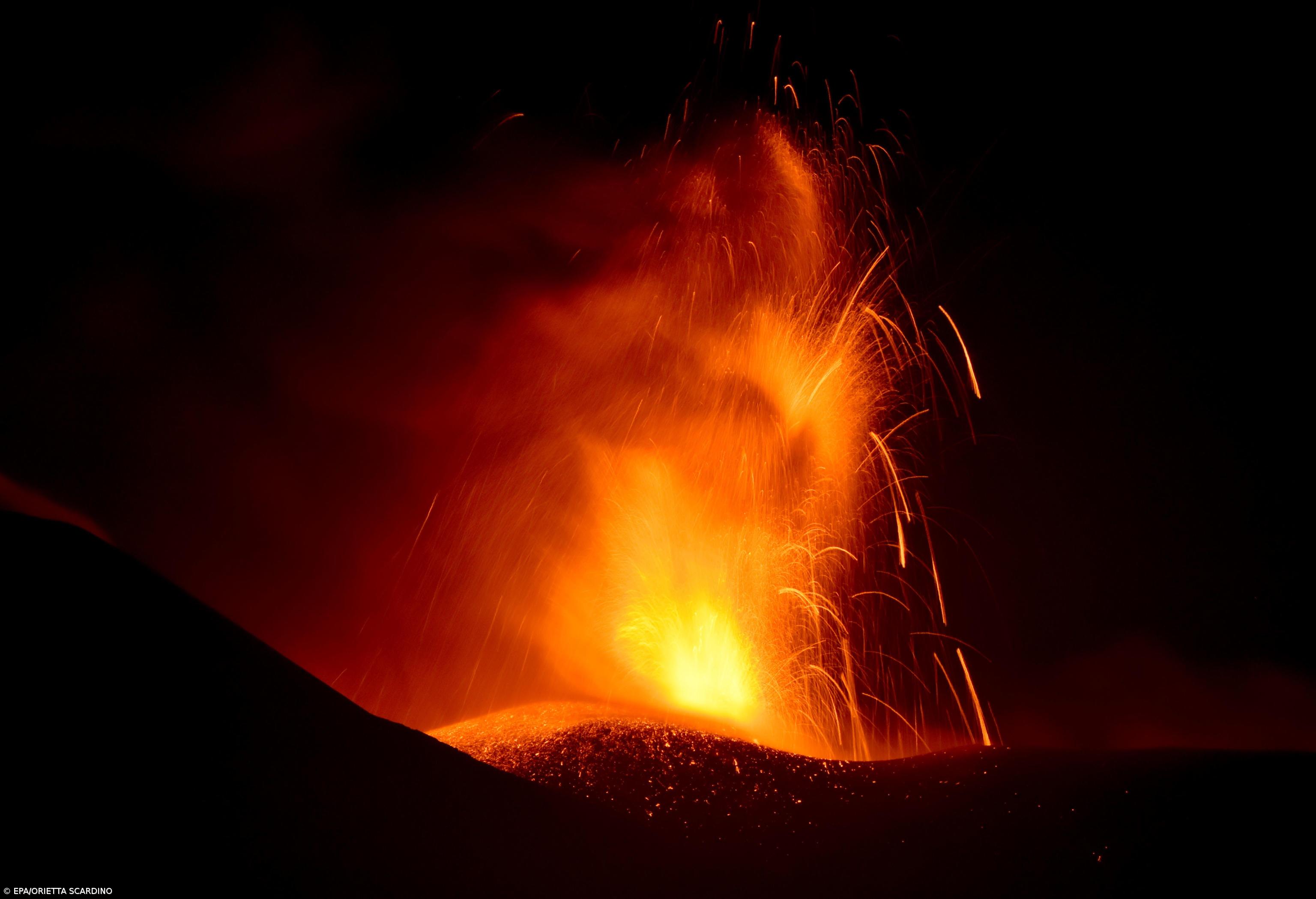 Vulcão Etna entra em erupção e voos são suspensos no aeroporto da Catânia – Imagem 1