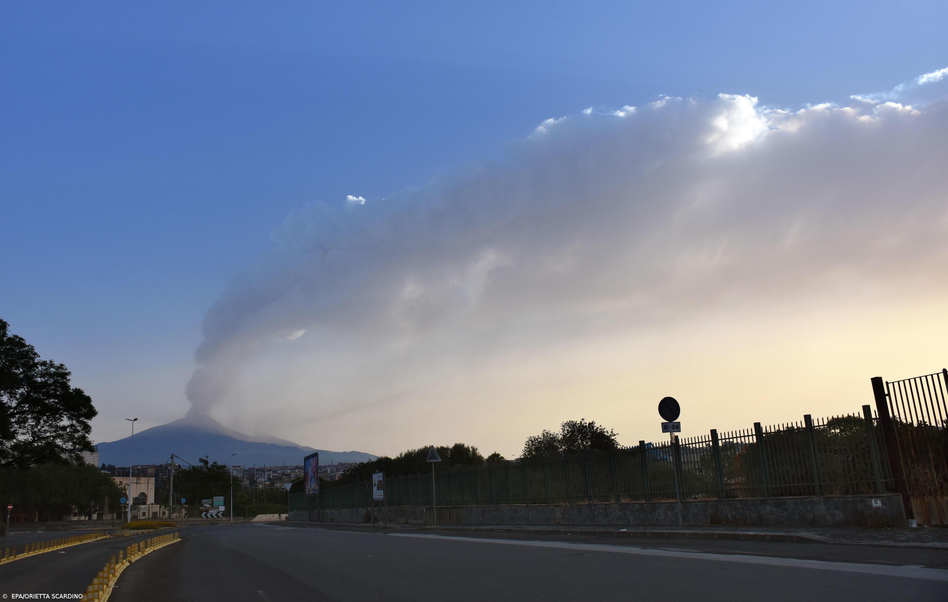 Erupção do vulcão Etna intensifica-se com lava e nuvem de fumo de cinco quilómetros – Imagem 1