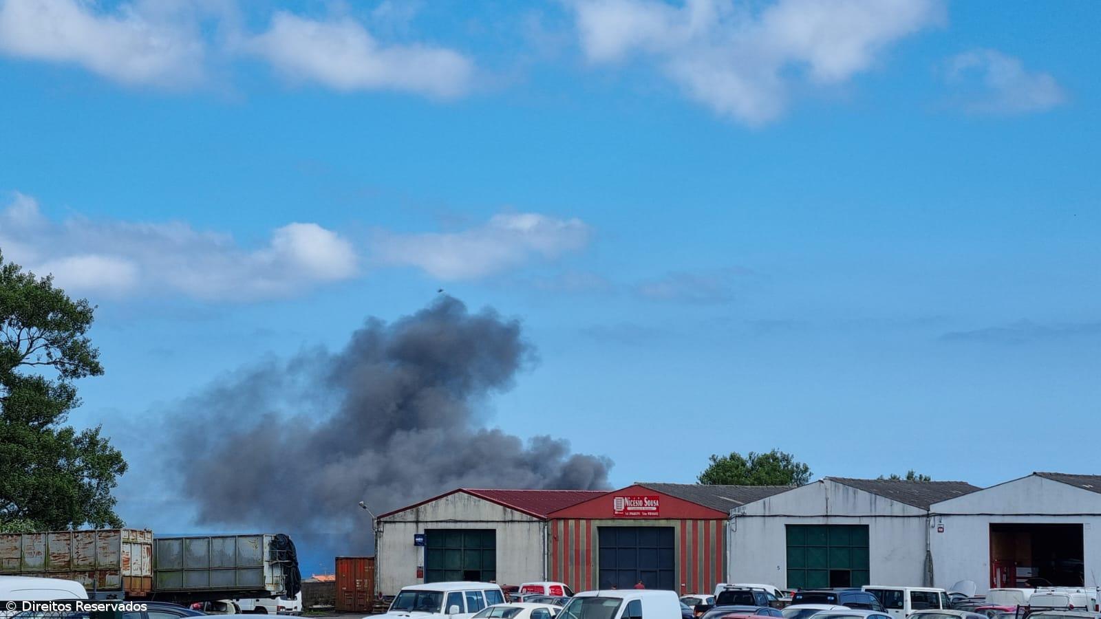 Dezassete carros incendiados na sequência do incêndio na rent-a-car da Ilha Verde – Imagem 1