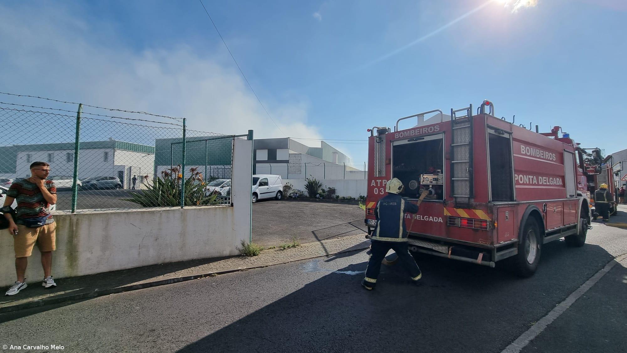 Dezassete carros incendiados na sequência do incêndio na rent-a-car da Ilha Verde – Imagem 4