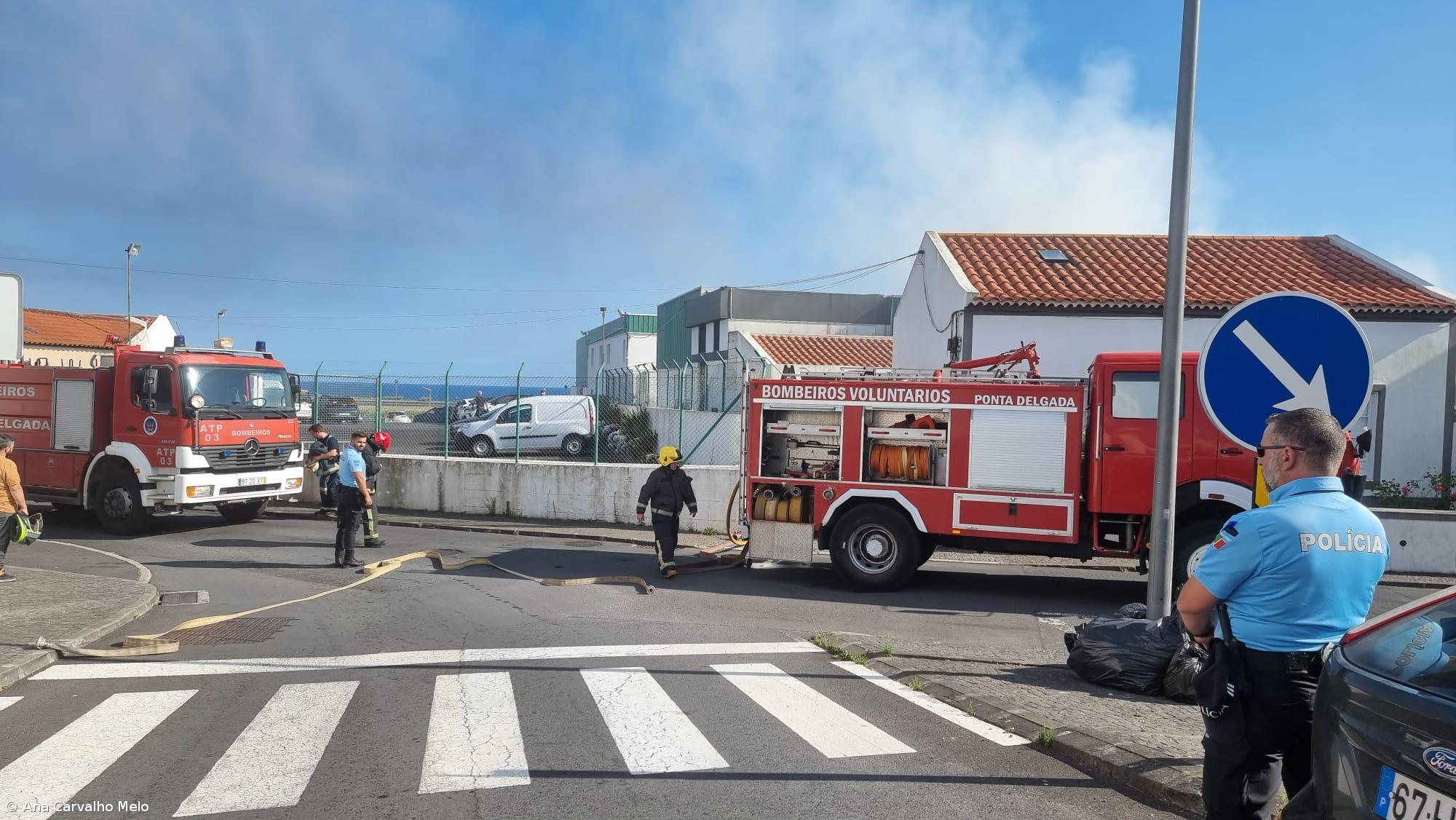 Dezassete carros incendiados na sequência do incêndio na rent-a-car da Ilha Verde – Imagem 6