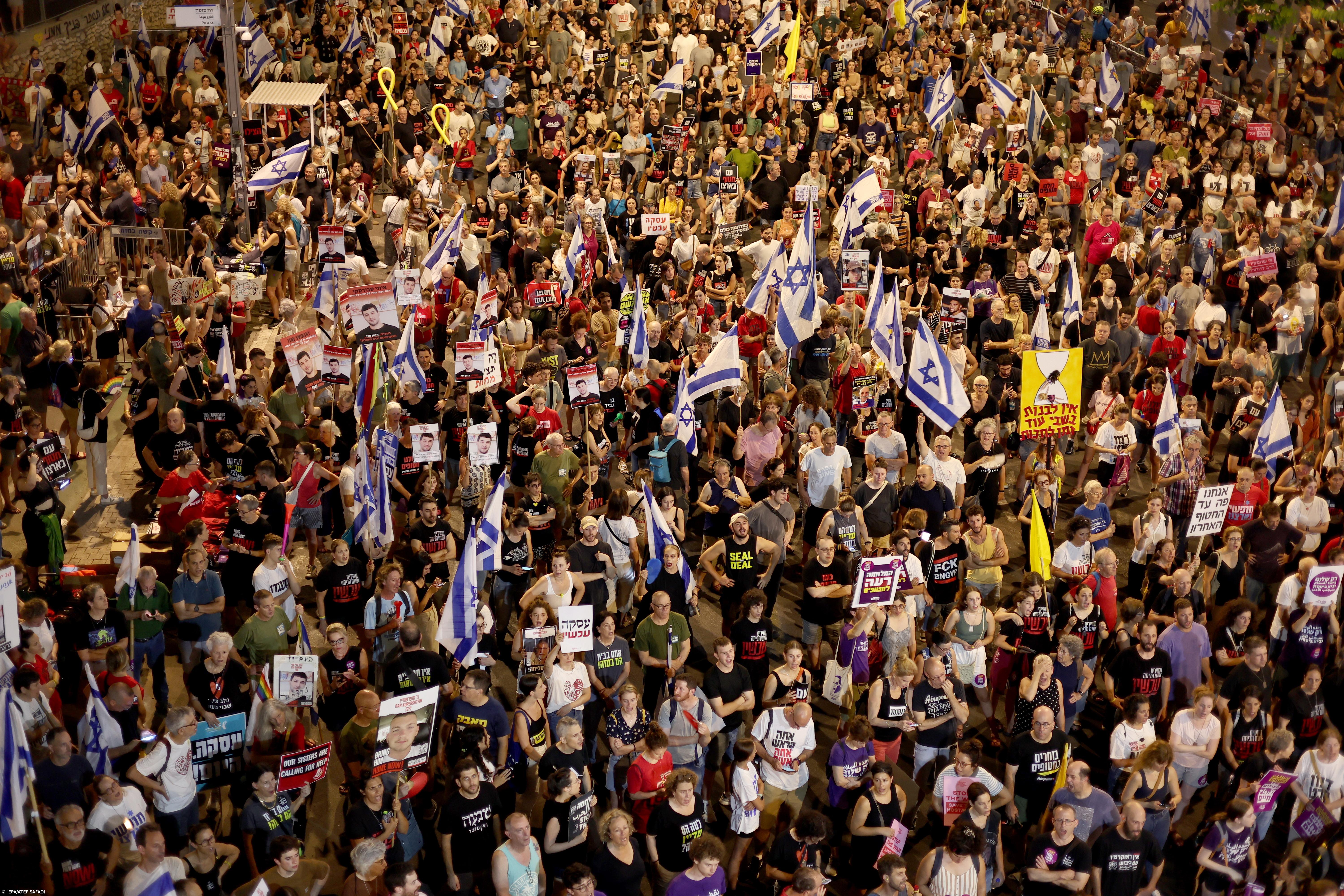 Milhares de israelitas nas ruas exigem a Netanyahu cessar-fogo imediato – Imagem 1