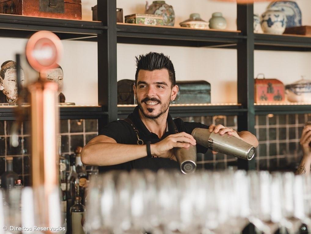 Bartender açoriano Dionísio Barreira chefia bar de hotel suíço – Imagem 1