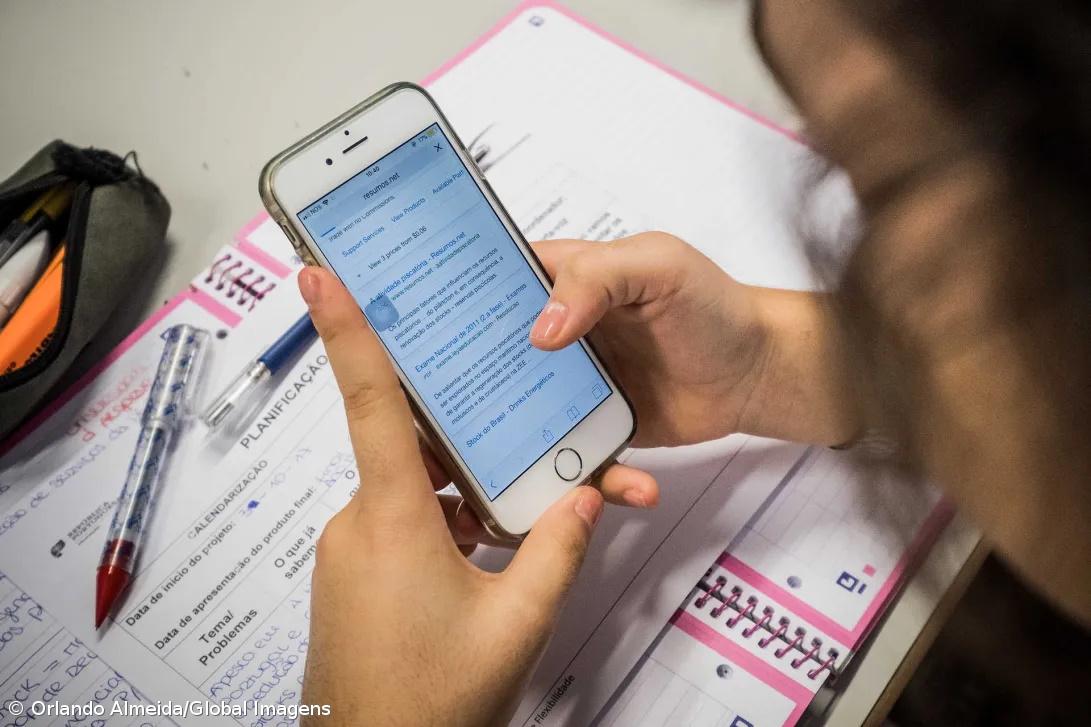 Movimento defende proibição dos telemóveis nas escolas e fim dos manuais digitais – Imagem 1