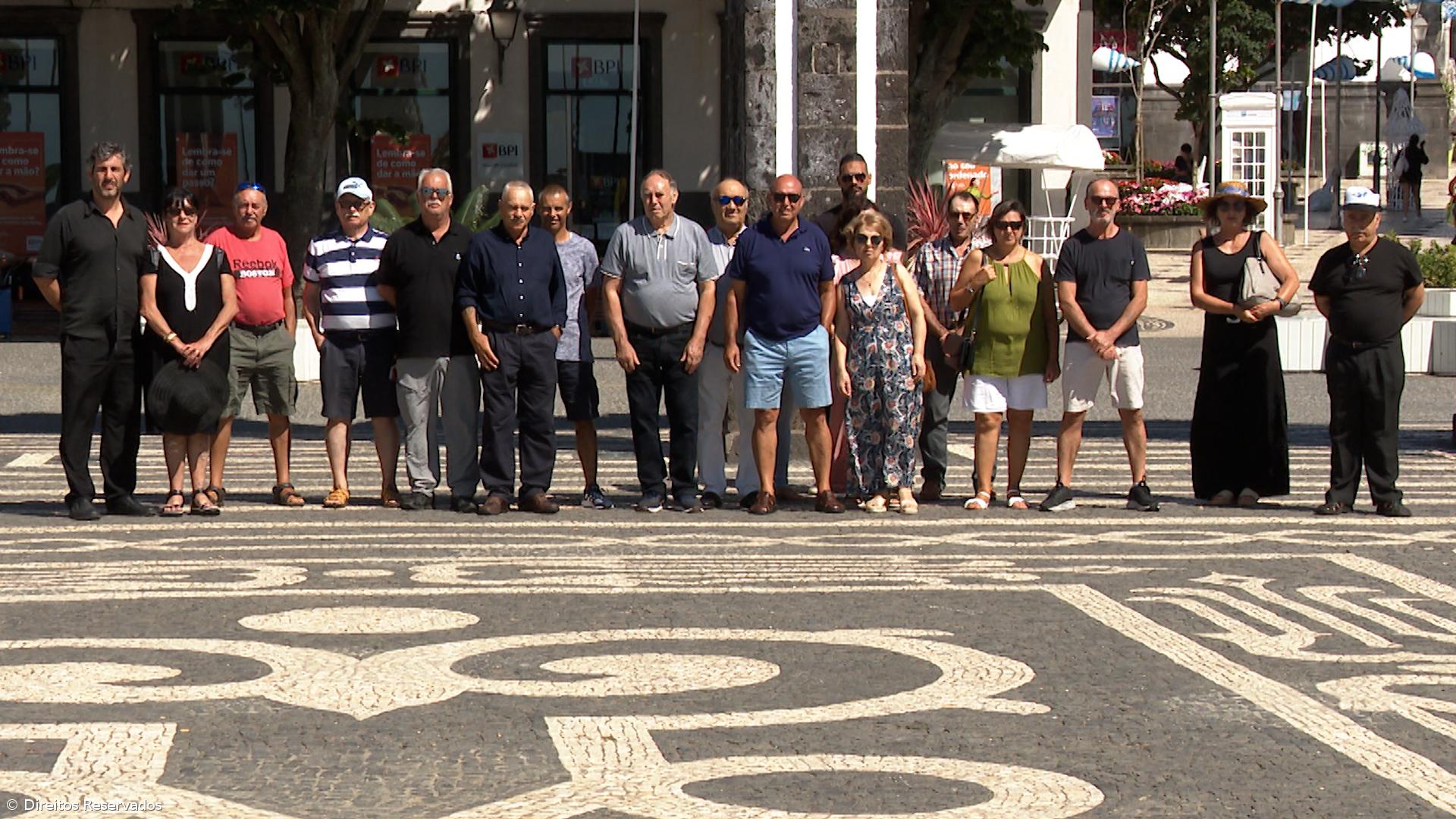 Lesados do Banif fazem minuto de silêncio nas Portas da Cidade  – Imagem 1