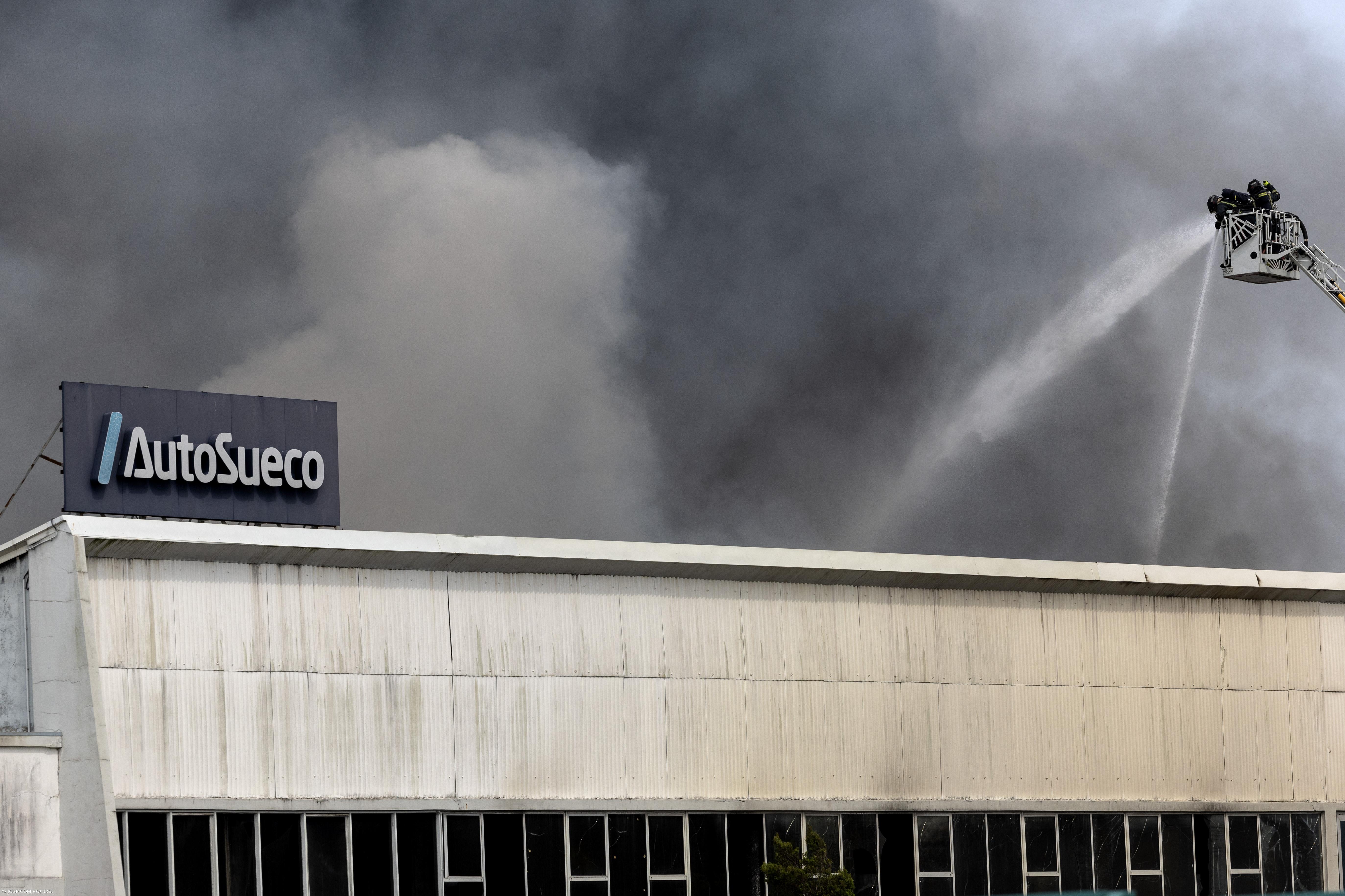 Incêndio que destrói edifício da Auto Sueco no Porto está circunscrito – Imagem 1