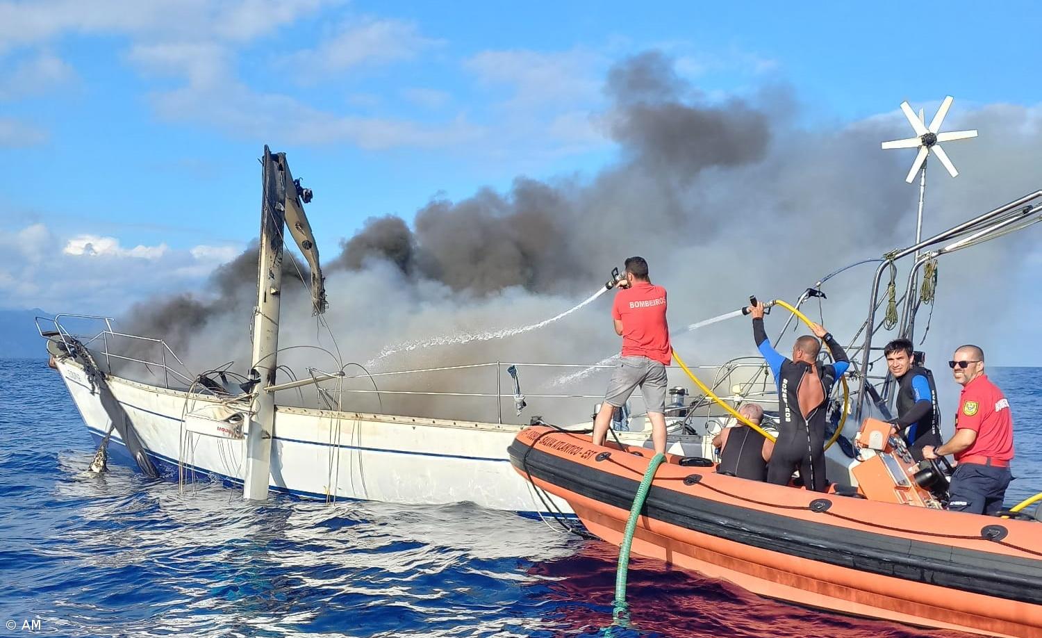 Embarcação de recreio incendeia-se com sete pessoas a bordo – Imagem 1