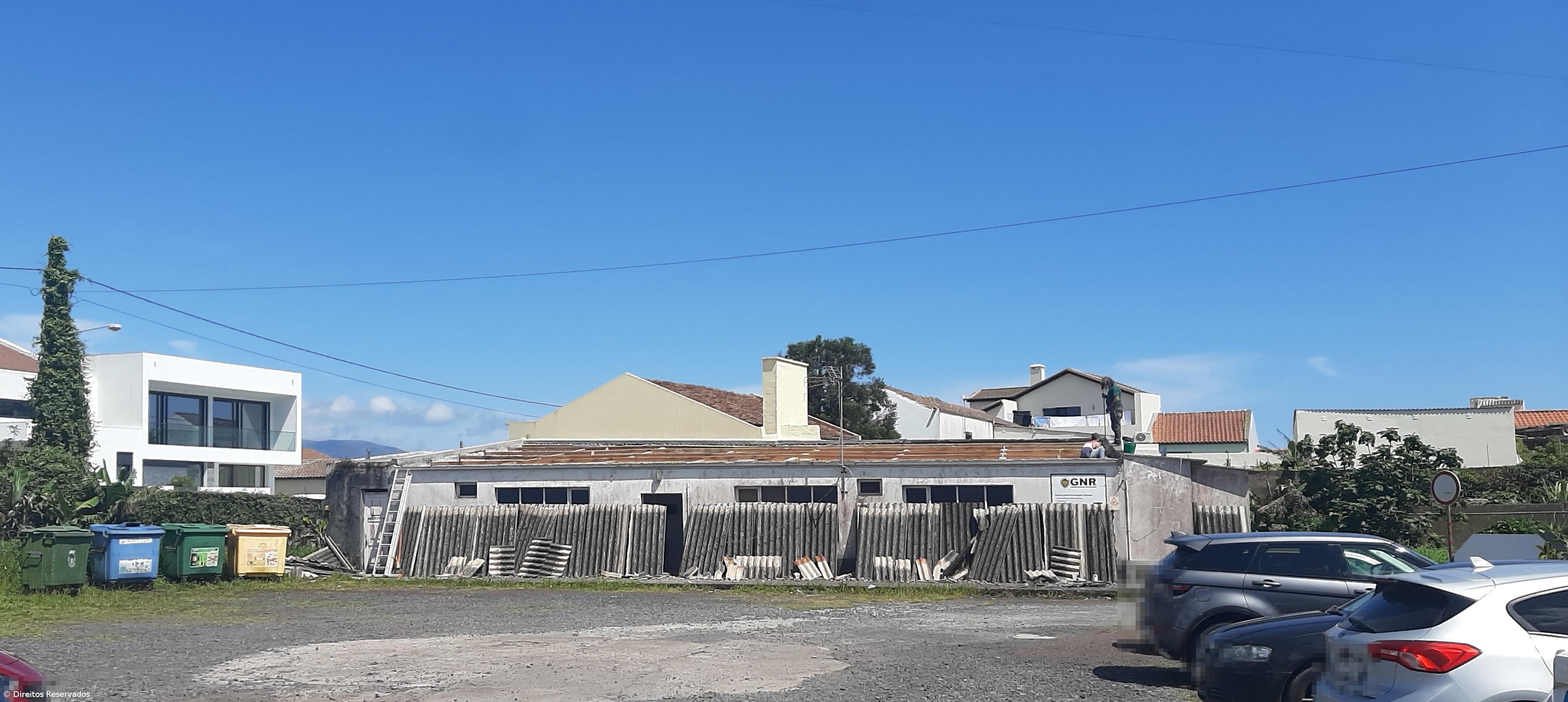 Polémica na GNR por causa de obra em telhado de fibrocimento  – Imagem 1