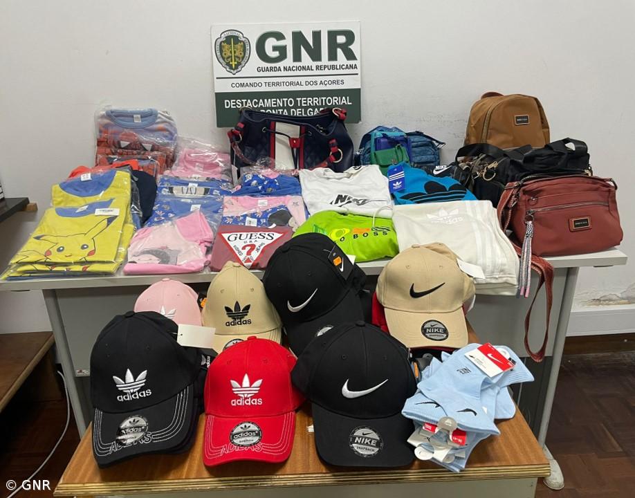 Apreendidas seis máquinas de jogo ilegal e 209 artigos de vestuário contrafeitos – Imagem 1