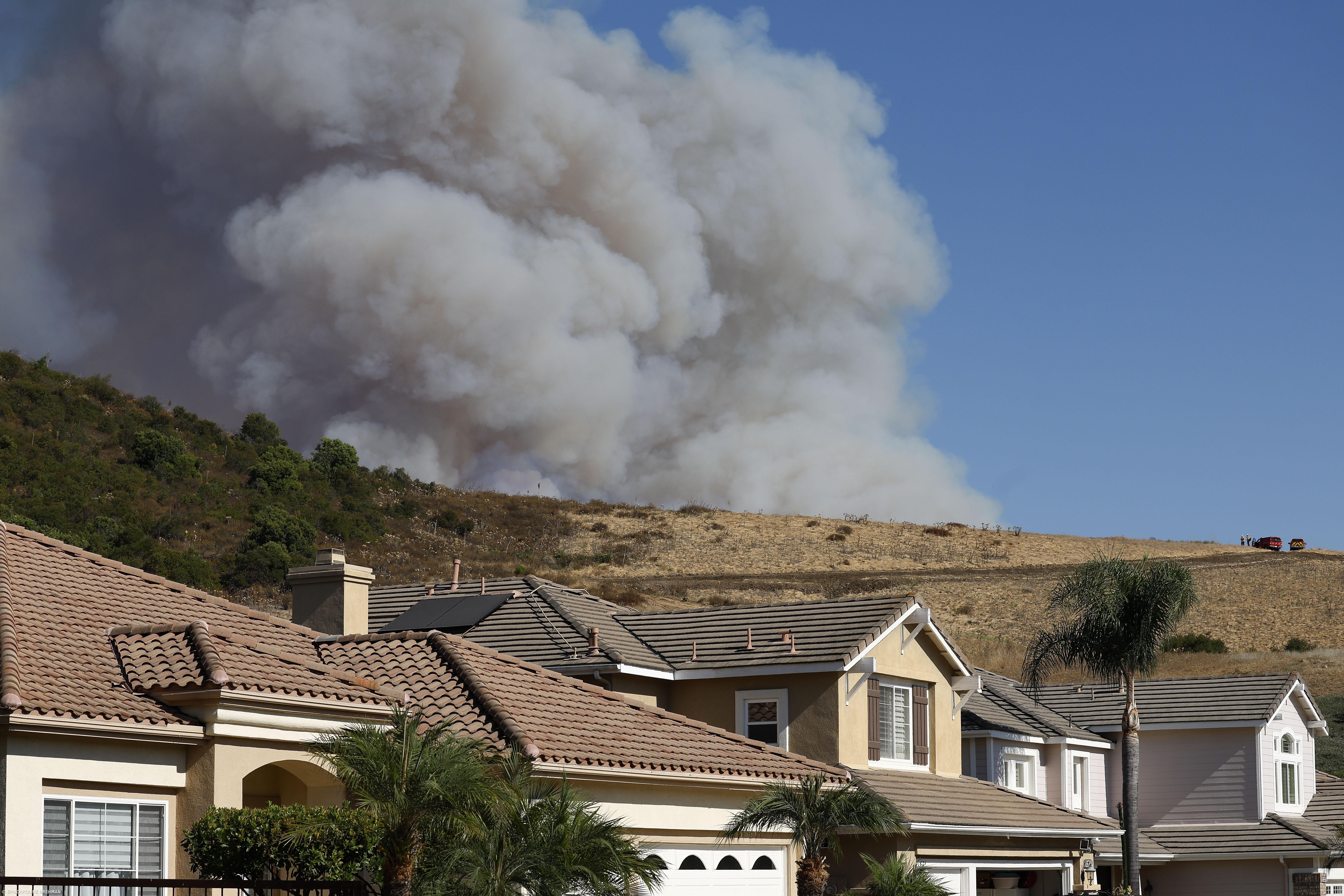 Incêndios florestais no sul da Califórnia incendeiam casas e ferem pessoas – Imagem 1
