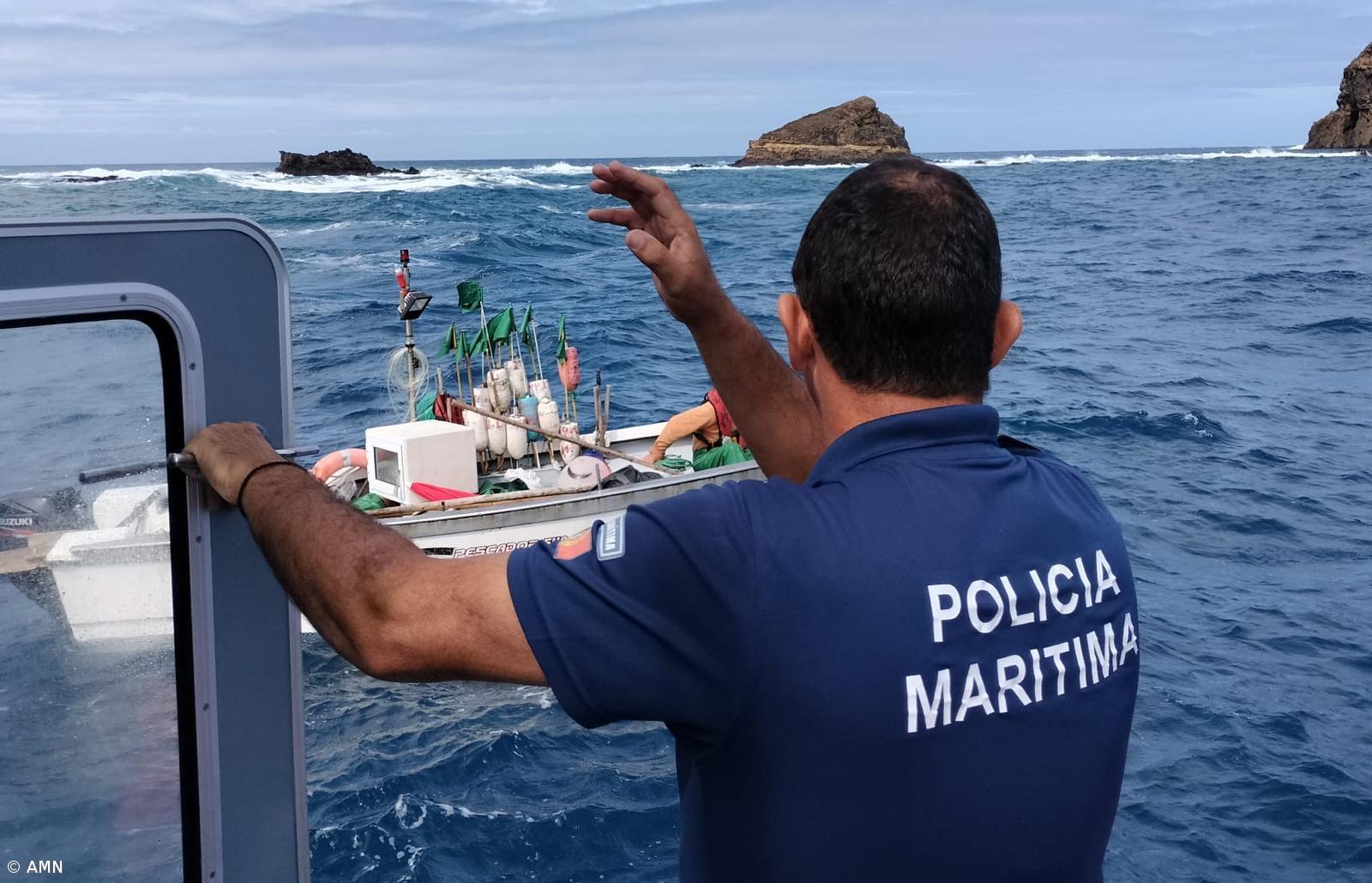 Dois tripulantes auxiliados junto ao ilhéu das Lagoinhas, em Santa Maria – Imagem 1