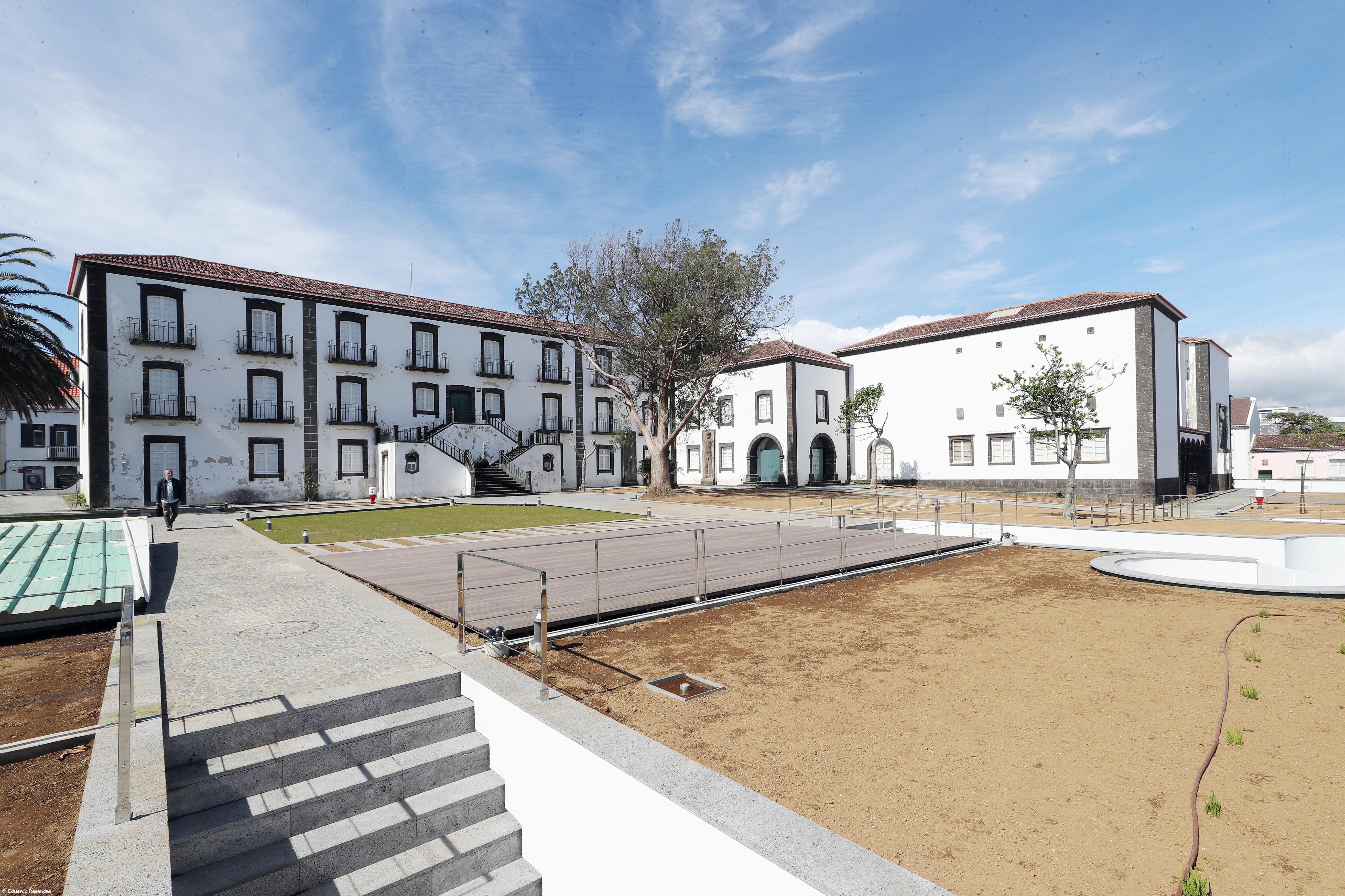 Novo edifício de reservas do Museu à espera de cúpula de vidro há dois anos – Imagem 1