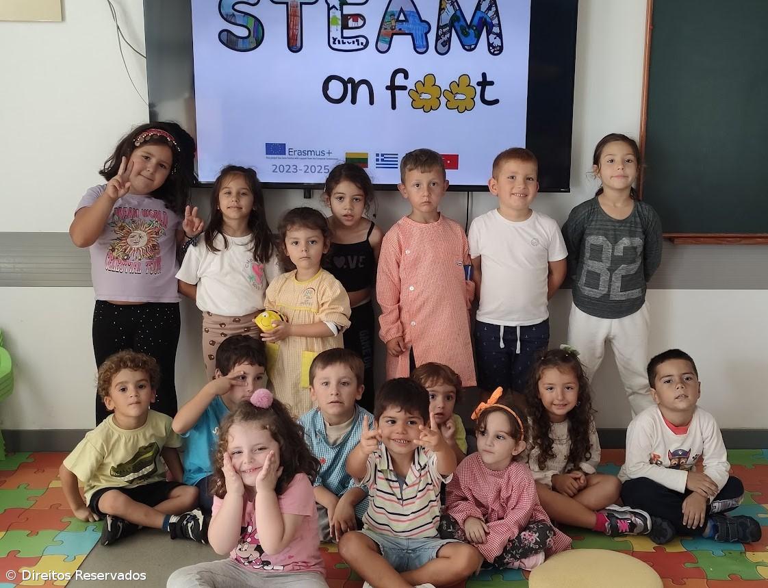 Alunos do pré-escolar da EBI dos Arrifes recebem robôs educativos – Imagem 1