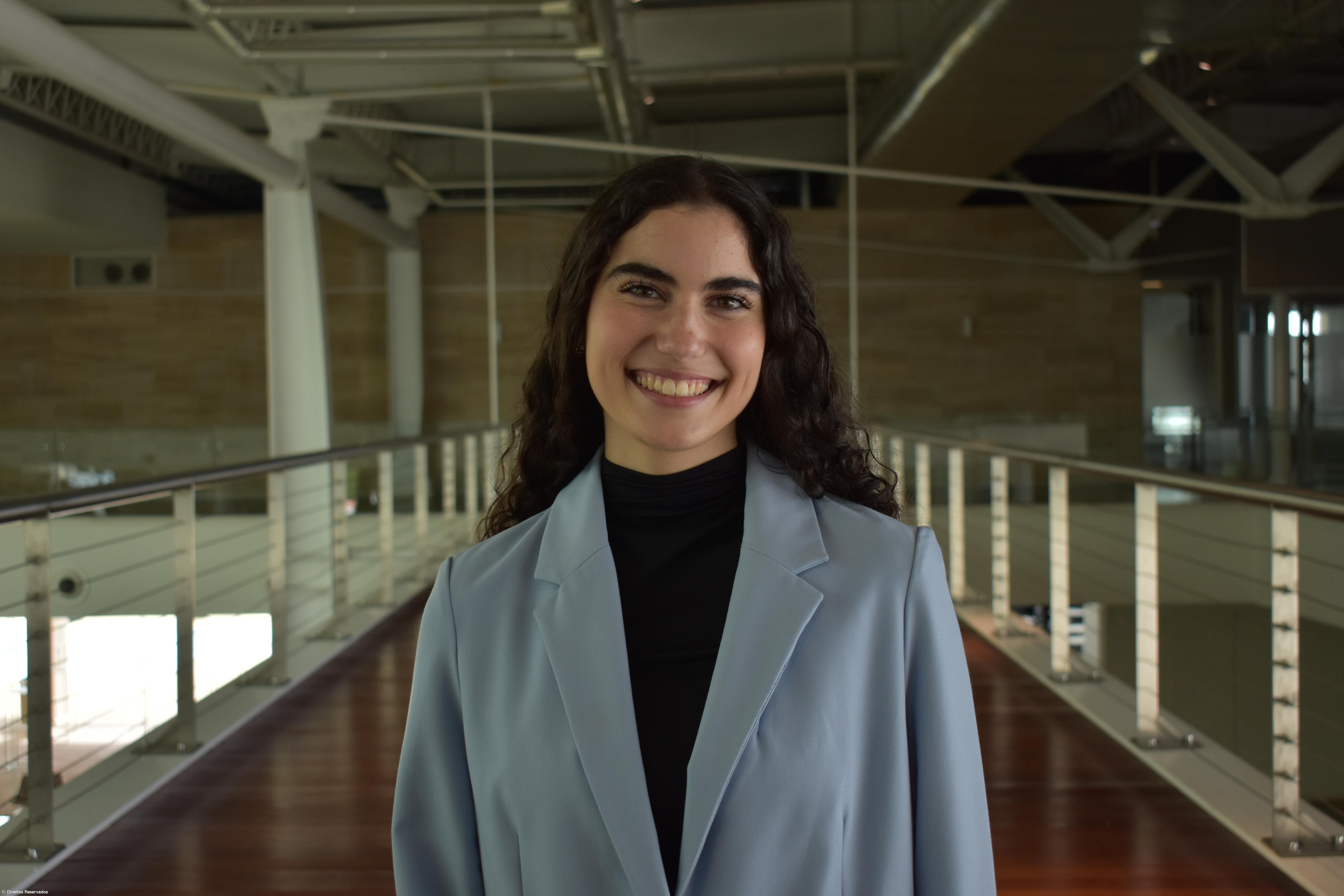 Beatriz Melo recebe prémio de melhor estudante das licenciaturas em Gestão – Imagem 1