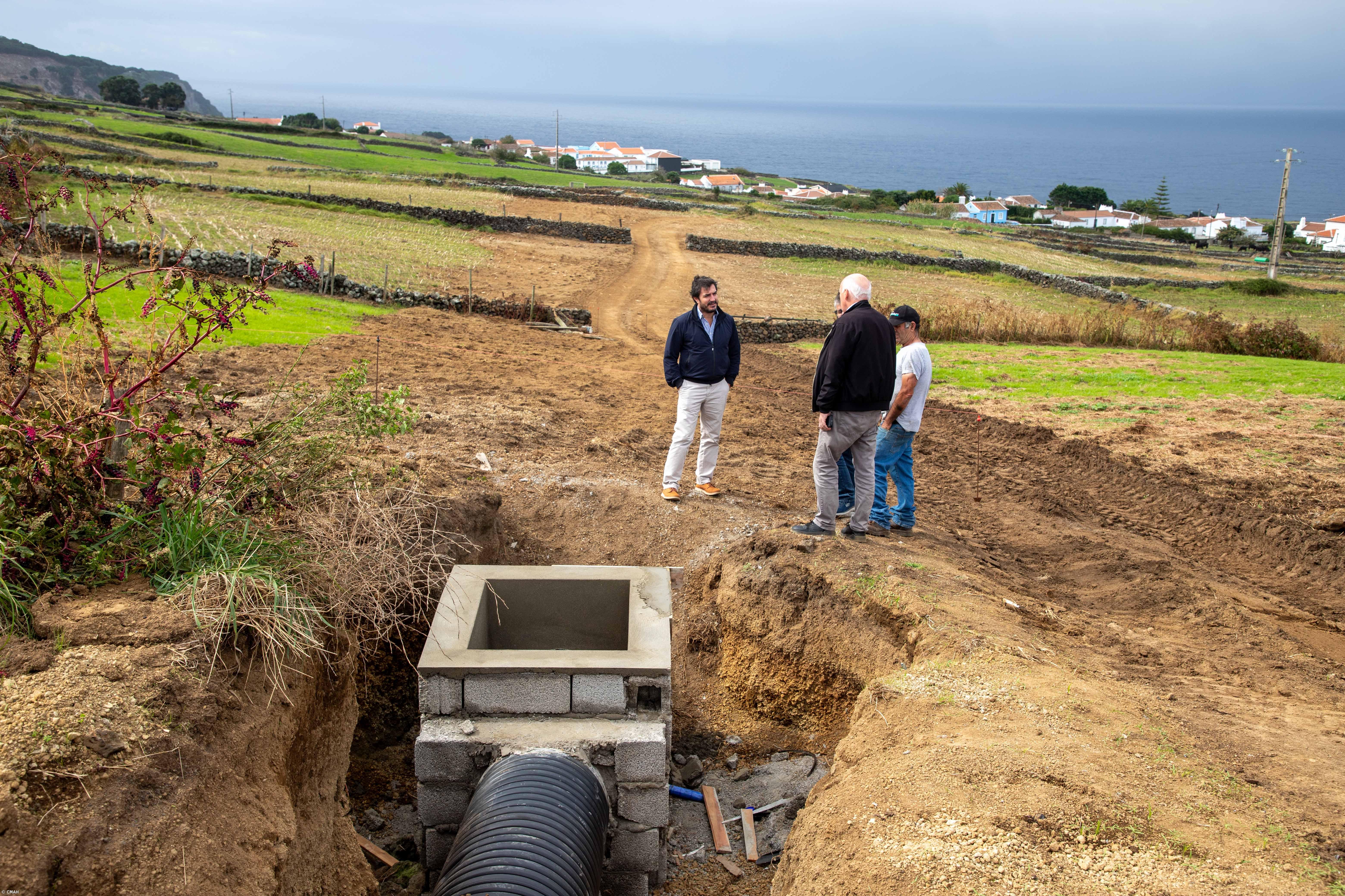 Executivo de Angra do Heroísmo visita obra do desvio de águas pluviais na Canada do Esteves – Imagem 1